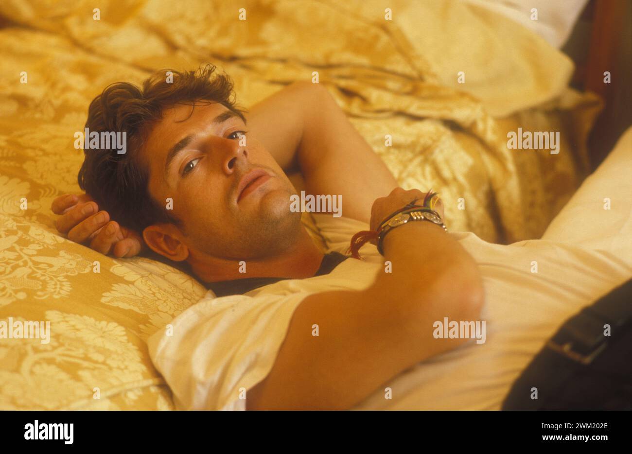 MME4752137 Lido de Venise, Festival du film de Venise 1987. L'acteur britannique Rupert Everett, dans « Gli occhiali d'oro » (les glaces à la jungle d'or) réalisé par Giuliano Montaldo, dans sa chambre d'hôtel/Lido di Venezia, Mostra del Cinema di Venezia 1987. L'attore Rupert Everett, interprétant le film "" Gli occhiali d'oro" de Giuliano Montaldo, nella sua camera d'Albergo - ; (add.info.: Lido de Venise, Festival du film de Venise 1987. L'acteur britannique Rupert Everett, dans « Gli occhiali d'oro » (les glaces rimées d'or) réalisé par Giuliano Montaldo, dans sa chambre d'hôtel/Lido di Venezia, Mostra del Cinema di Banque D'Images