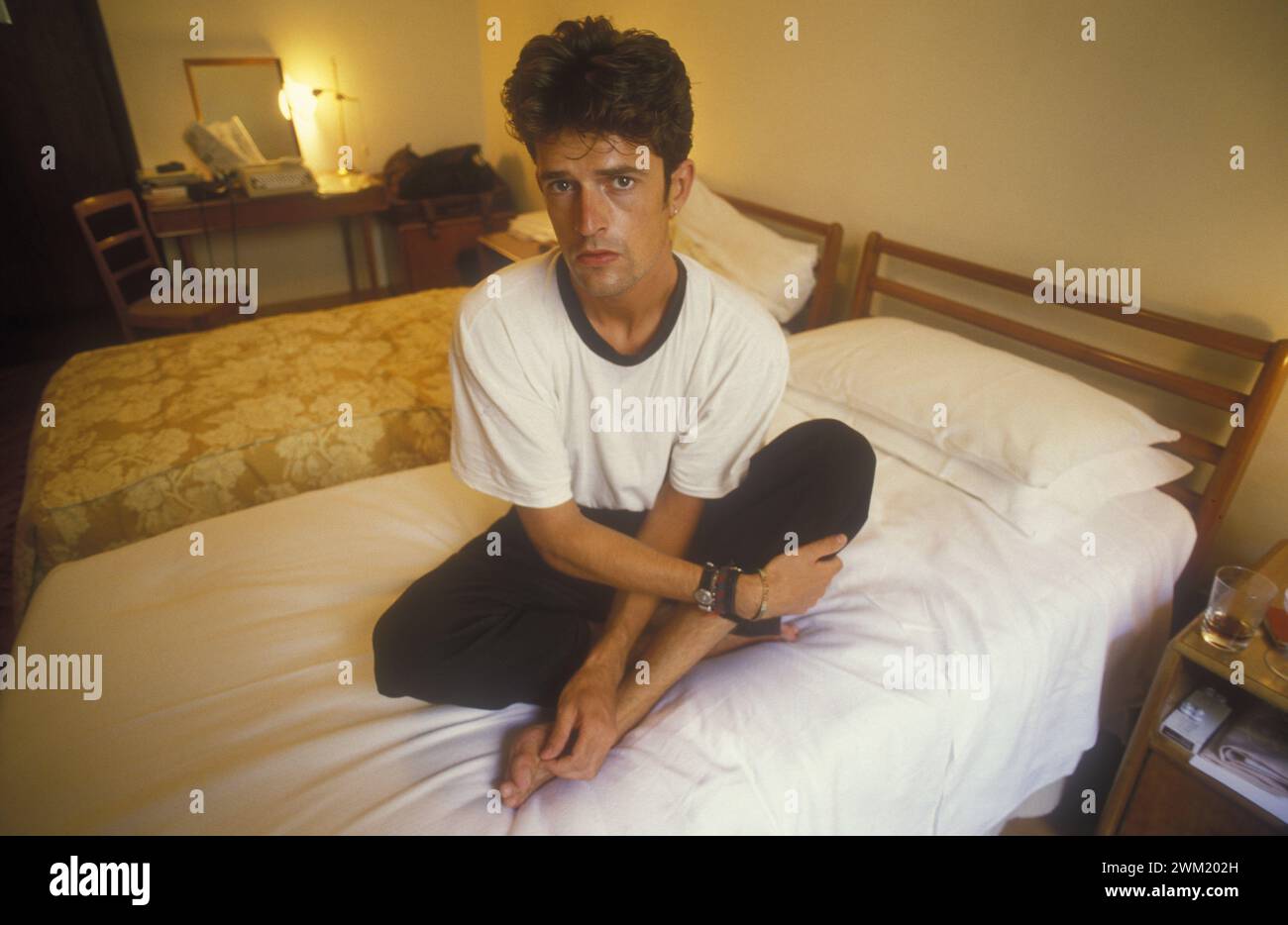 MME4752124 Lido de Venise, Festival du film de Venise 1987. L'acteur britannique Rupert Everett, dans « Gli occhiali d'oro » (les glaces à la jungle d'or) réalisé par Giuliano Montaldo, dans sa chambre d'hôtel/Lido di Venezia, Mostra del Cinema di Venezia 1987. L'attore Rupert Everett, interprétant le film "" Gli occhiali d'oro" de Giuliano Montaldo, nella sua camera d'Albergo - ; (add.info.: Lido de Venise, Festival du film de Venise 1987. L'acteur britannique Rupert Everett, dans « Gli occhiali d'oro » (les glaces rimées d'or) réalisé par Giuliano Montaldo, dans sa chambre d'hôtel/Lido di Venezia, Mostra del Cinema di Banque D'Images