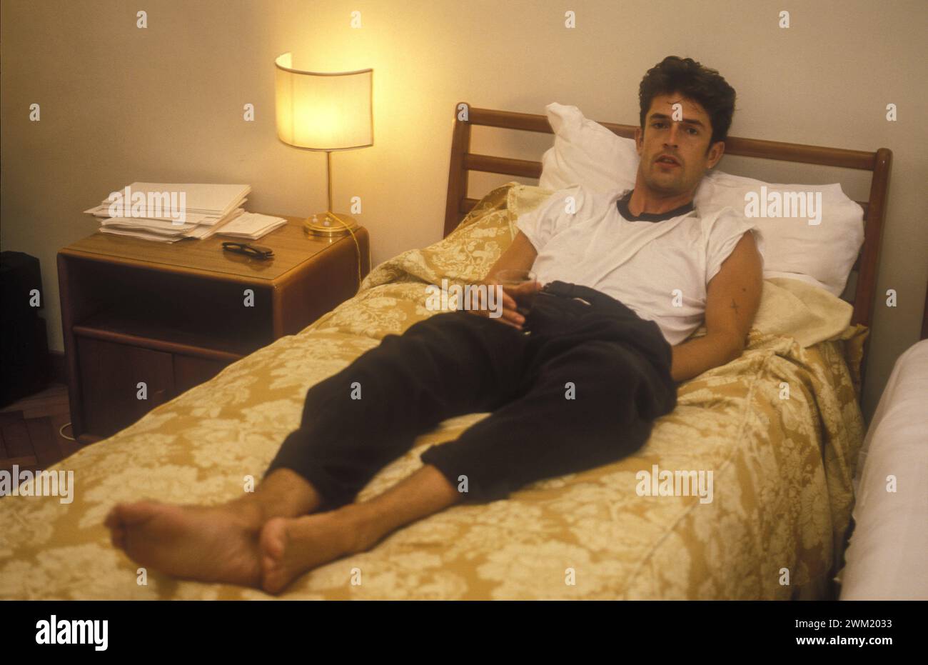 MME4752122 Lido de Venise, Festival du film de Venise 1987. L'acteur britannique Rupert Everett, dans « Gli occhiali d'oro » (les glaces à la jungle d'or) réalisé par Giuliano Montaldo, dans sa chambre d'hôtel/Lido di Venezia, Mostra del Cinema di Venezia 1987. L'attore Rupert Everett, interprétant le film "" Gli occhiali d'oro" de Giuliano Montaldo, nella sua camera d'Albergo - ; (add.info.: Lido de Venise, Festival du film de Venise 1987. L'acteur britannique Rupert Everett, dans « Gli occhiali d'oro » (les glaces rimées d'or) réalisé par Giuliano Montaldo, dans sa chambre d'hôtel/Lido di Venezia, Mostra del Cinema di Banque D'Images