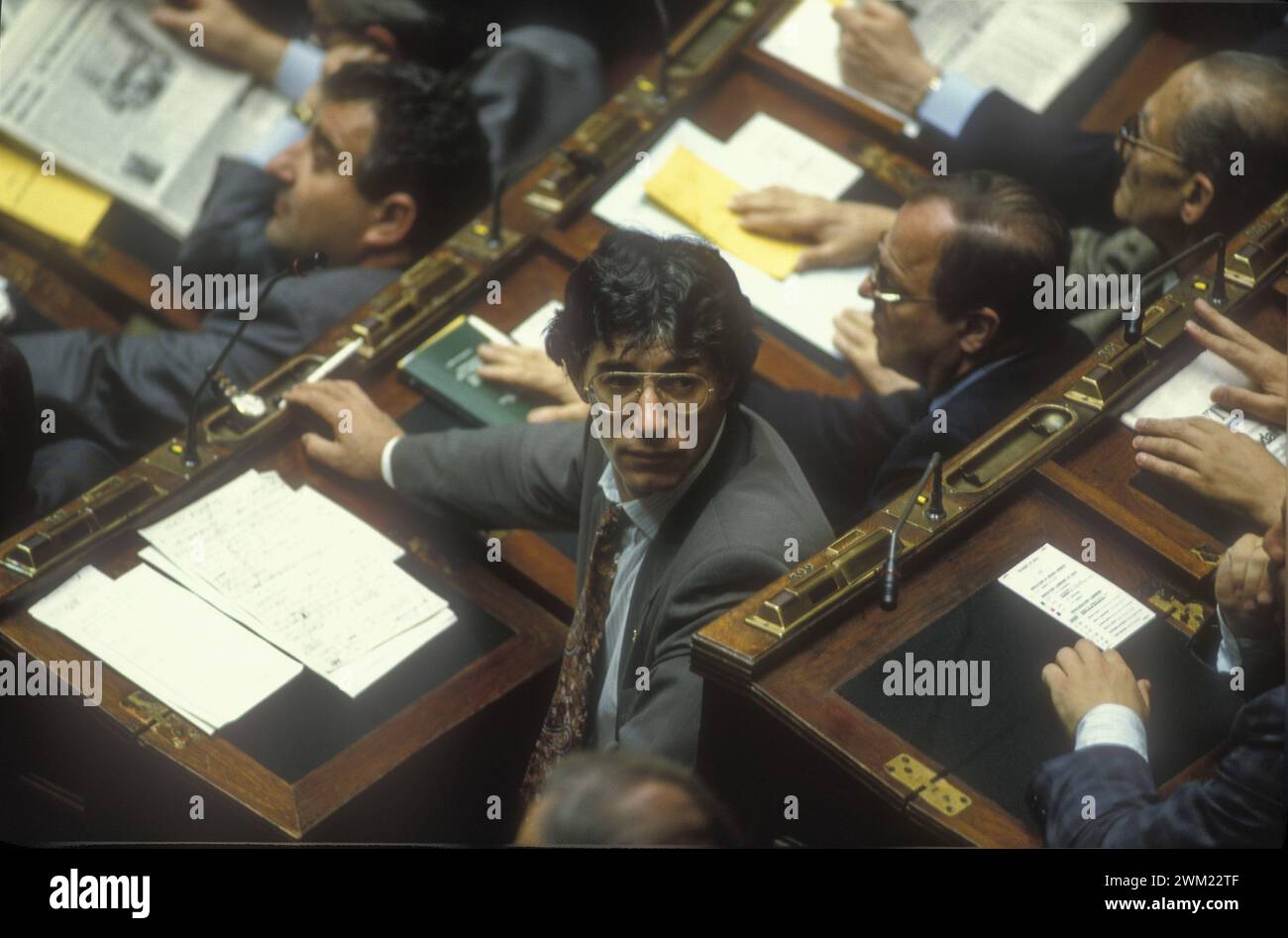 MME4767115 Rome, Chambre des députés, 1992. Député Umberto Bossi lors de l'élection du nouveau président de la République italienne (qui sera Oscar Luigi Scalfaro)/Roma, Camera dei Deputati, 1992. Umberto Bossi durante l'elezione del nuovo Presidente della Repubblica (che sar Oscar Luigi Scalfaro) - ; (add.info.: Rome, Chambre des députés, 1992. Député Umberto Bossi lors de l'élection du nouveau président de la République italienne (qui sera Oscar Luigi Scalfaro)/Roma, Camera dei Deputati, 1992. Umberto Bossi durante l'elezione del nuovo Presidente della Repubblica (che sar Oscar lu Banque D'Images