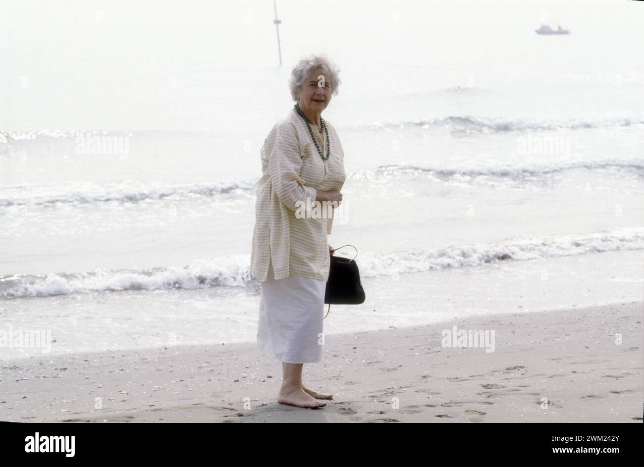 MME4773737 Lido de Venise, Festival du film de Venise 1989. L'actrice britannique Peggy Ashcroft, ex aequo gagnante de la Volpi Cup de la meilleure actrice pour son rôle dans « She's Been Away » réalisé par Peter Hall/Lido di Venezia, Festival du film de Venise 1989. L'attrice inglese Peggy Ashcroft, vincitrice ex aequo della Coppa Volpi alla migliore attrice per il suo ruolo in “” E 'stata via”, diretto de Peter Hall - ; (add.info.: Venice Lido, Venice film Festival 1989. L'actrice britannique Peggy Ashcroft, ex aequo gagnante de la Volpi Cup de la meilleure actrice pour son rôle dans « She's Been Away » réalisé par Banque D'Images