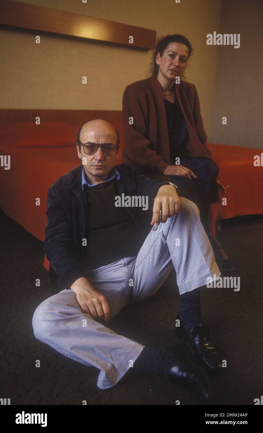 MME4775447 Festival de Cannes 1983. Le réalisateur grec Theo Angelopoulos et sa femme Phoebe Economopoulou, productrice de nombreux de ses films, dans leur chambre d’hôtel/Festival del Cinema di Cannes 1983. Il enregistre Theo Angelopoulos e sua moglie Fivi Oikonomopoulou, productrice di molti dei suoi film, nella loro camera d'Albergo - ; (Festival de Cannes add.info.: 1983. Le réalisateur grec Theo Angelopoulos et sa femme Phoebe Economopoulou, productrice de nombreux de ses films, dans leur chambre d’hôtel/Festival del Cinema di Cannes 1983. Il a enregistré Theo Angelopoulos e sua moglie Fivi Oikonomopoulou, pr Banque D'Images