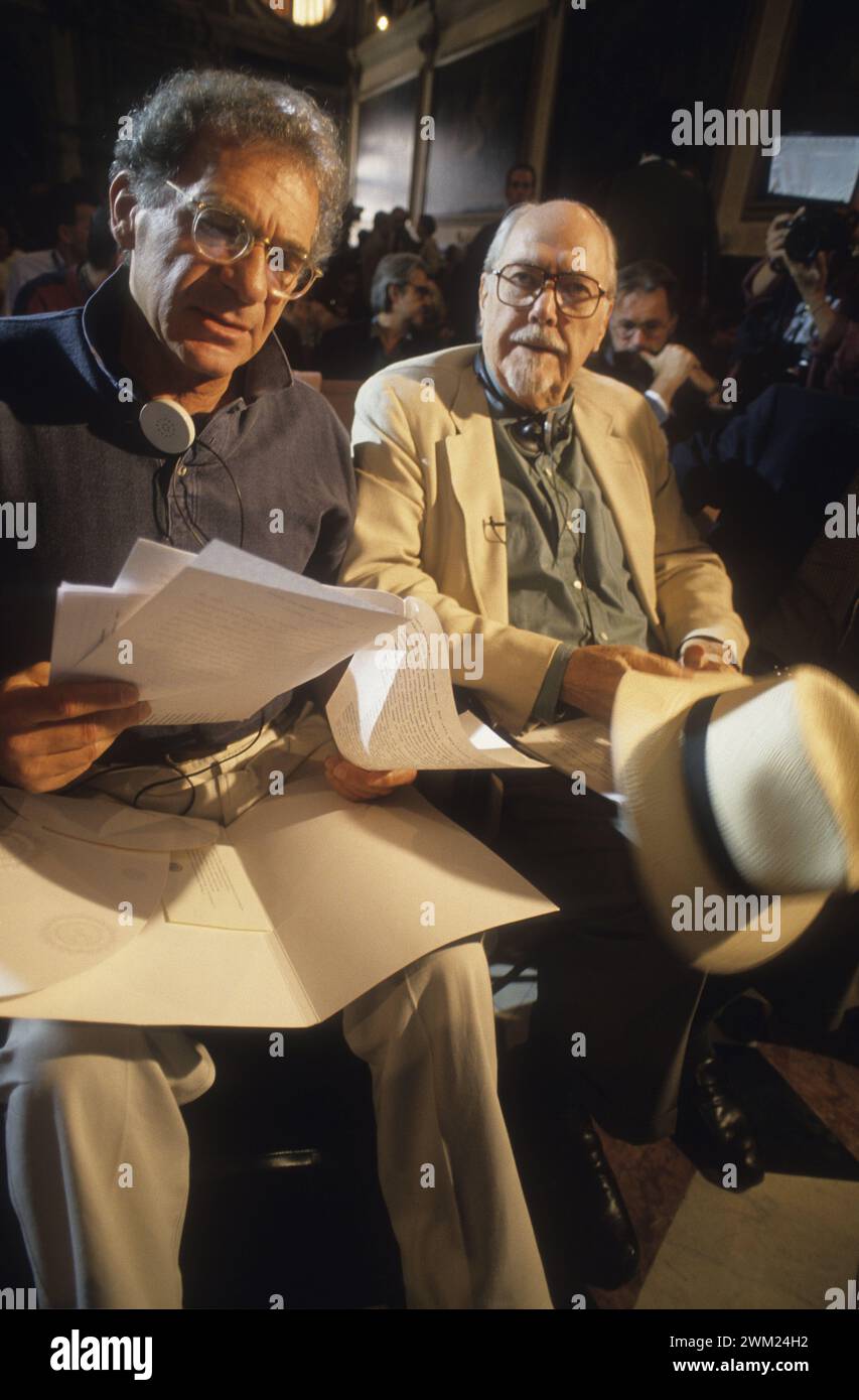 MME4776180 Lido de Venise, Festival du film de Venise 1993. Réalisateurs américains Sydney Pollack et Robert Altman/Lido di Venezia, Mostra del Cinema di Venezia 1993. J'enregistre Sydney Pollack et Robert Altman - ; (add.info.: Venice Lido, Venice film Festival 1993. Réalisateurs américains Sydney Pollack et Robert Altman/Lido di Venezia, Mostra del Cinema di Venezia 1993. J'enregistre Sydney Pollack et Robert Altman -) ; © Marcello Mencarini. Tous droits réservés 2024. Banque D'Images