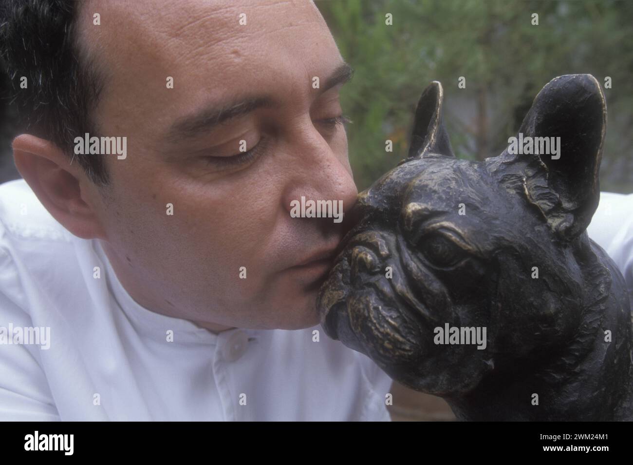 MME4776936 Chef espagnol Ferran Adria embrassant la statue d'un bouledogue, symbole de son restaurant El Bulli à Cala Montjoi à Roses, Gérone (septembre 1999)/Lo chef spagnolo Ferran Adria bacia la statua di un bouledogue, simbolo del suo ristorante El Bulli nella baia di Cala Montjoi a Roses, Gérone (Settembre 1999) - ; (add.info.: le chef espagnol Ferran Adria embrassant la statue d'un bouledogue, symbole de son restaurant El Bulli à Cala Montjoi à Roses, Gérone (septembre 1999)/Lo chef spagnolo Ferran Adria bacia la statua di un bouledogue, simbolo del suo ristorante El Bulli nella baia di Cala Montjoi a R. Banque D'Images