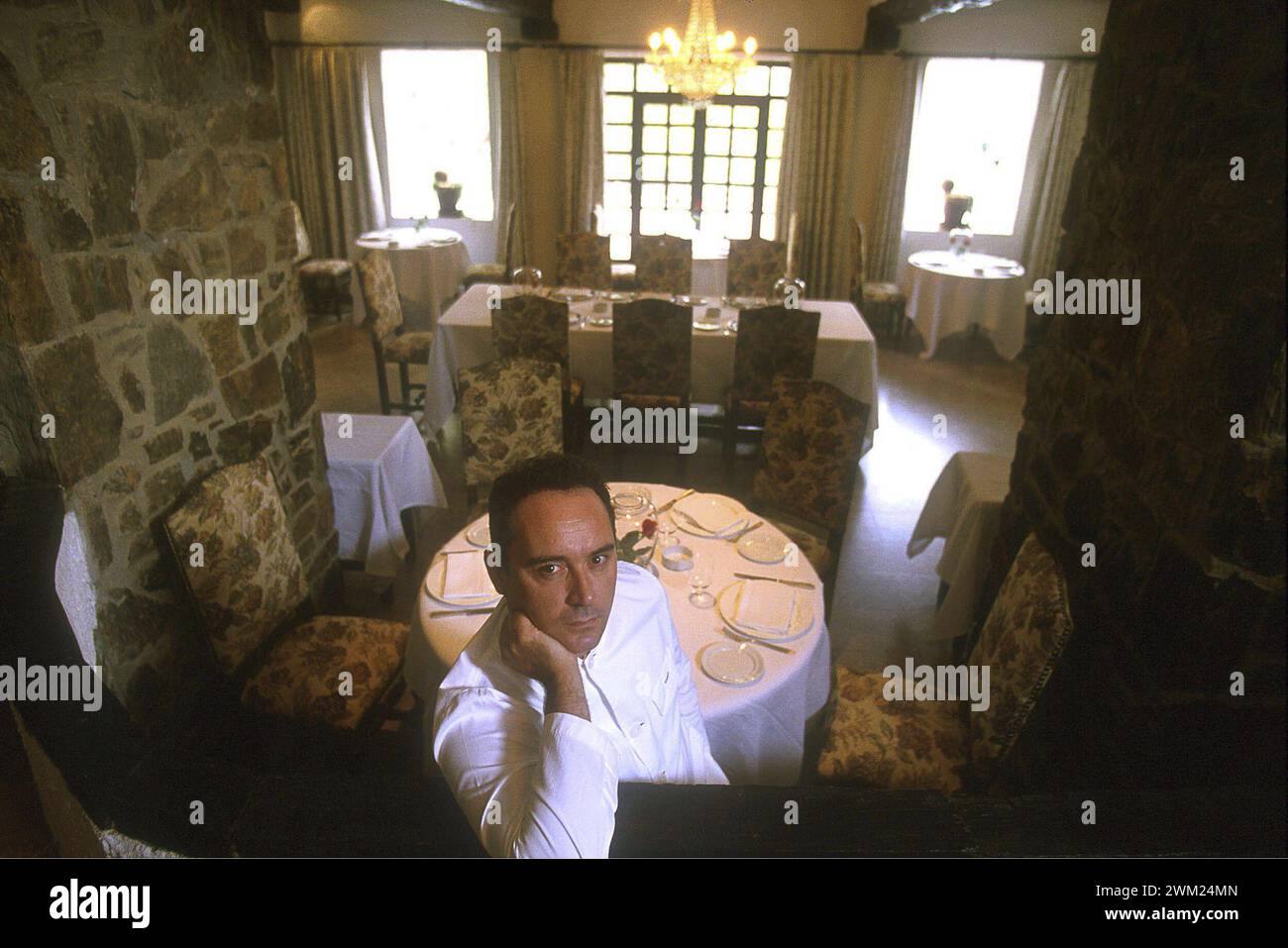 MME4776921 Chef espagnol Ferran Adria dans son restaurant El Bulli à Cala Montjoi à Roses, Girona (septembre 1999)/Lo chef spagnolo Ferran Adra nel suo ristorante El Bulli nella baia di Cala Montjoi a Roses, Girona (Settembre 1999) - ; (add.info.: le chef espagnol Ferran Adria dans son restaurant El Bulli à Cala Montjoi à Roses, Gérone (septembre 1999)/Lo chef spagnolo Ferran Adra nel suo ristorante El Bulli nella baia di Cala Montjoi a Roses, Gérone (Settembre 1999) -) ; © Marcello Mencarini. Tous droits réservés 2024. Banque D'Images