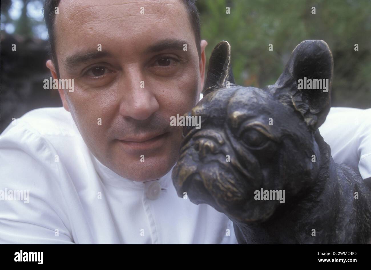 MME4776927 Chef espagnol Ferran Adria embrassant la statue d'un bouledogue, symbole de son restaurant El Bulli à Cala Montjoi à Roses, Gérone (septembre 1999)/Lo chef spagnolo Ferran Adria bacia la statua di un bouledogue, simbolo del suo ristorante El Bulli nella baia di Cala Montjoi a Roses, Gérone (Settembre 1999) - ; (add.info.: le chef espagnol Ferran Adria embrassant la statue d'un bouledogue, symbole de son restaurant El Bulli à Cala Montjoi à Roses, Gérone (septembre 1999)/Lo chef spagnolo Ferran Adria bacia la statua di un bouledogue, simbolo del suo ristorante El Bulli nella baia di Cala Montjoi a R. Banque D'Images