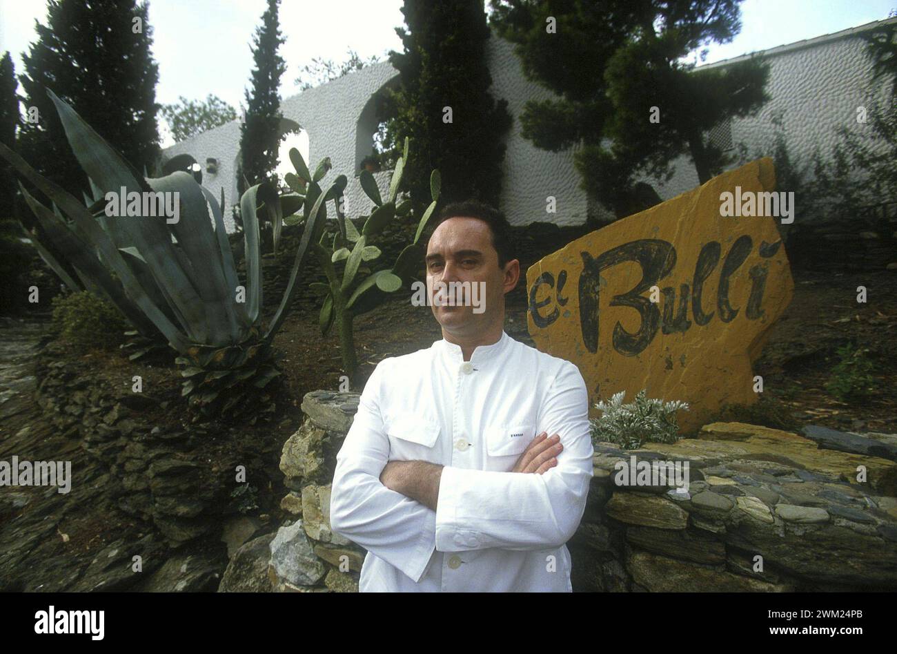 MME4776939 Chef espagnol Ferran Adria dans son restaurant El Bulli à Cala Montjoi à Roses, Girona (septembre 1999)/Lo chef spagnolo Ferran Adra nel suo ristorante El Bulli nella baia di Cala Montjoi a Roses, Girona (Settembre 1999) - ; (add.info.: le chef espagnol Ferran Adria dans son restaurant El Bulli à Cala Montjoi à Roses, Gérone (septembre 1999)/Lo chef spagnolo Ferran Adra nel suo ristorante El Bulli nella baia di Cala Montjoi a Roses, Gérone (Settembre 1999) -) ; © Marcello Mencarini. Tous droits réservés 2024. Banque D'Images