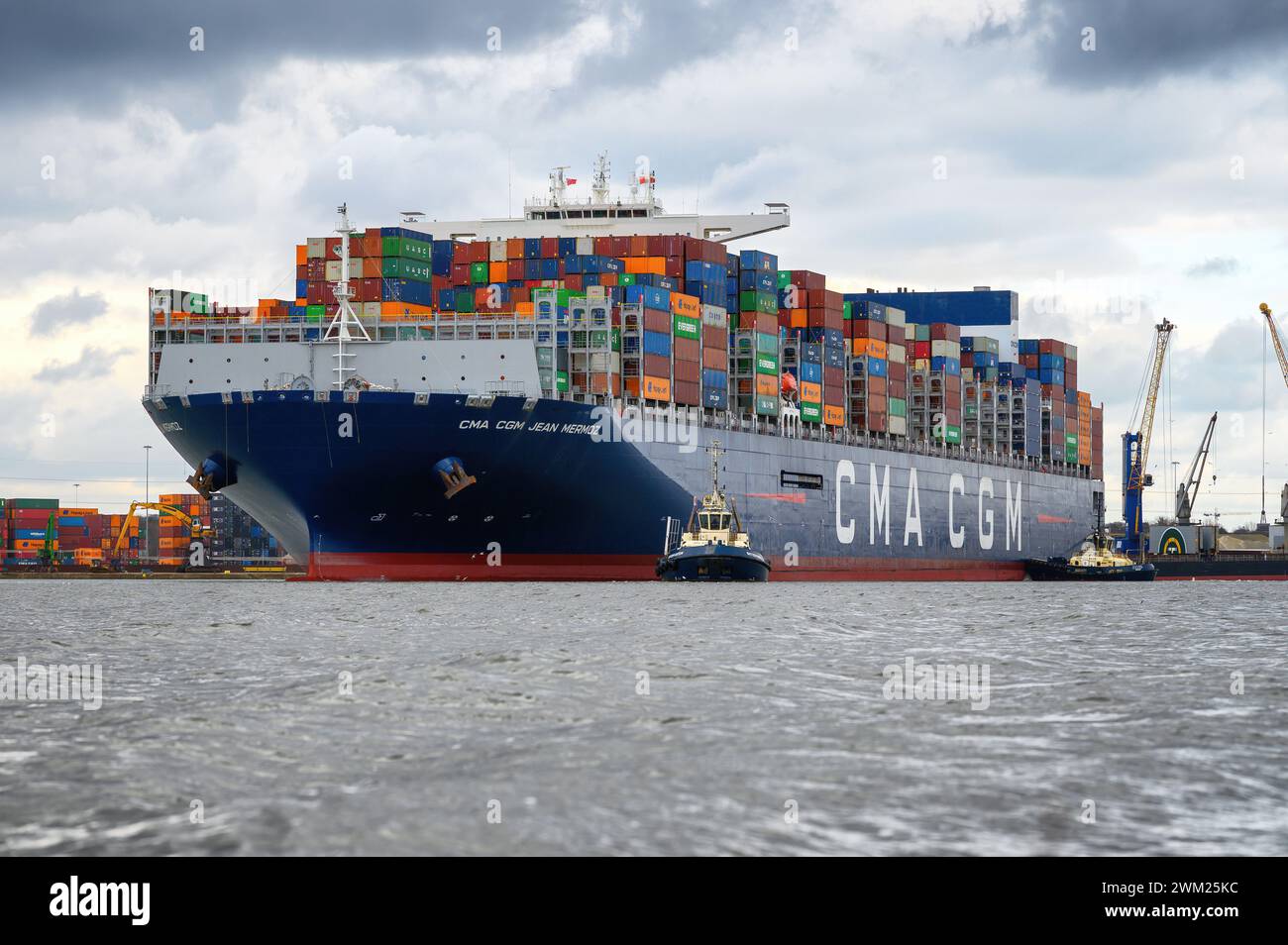 CMA CGM Jean Mermoz est un porte-conteneurs de classe Antoine de Saint-Exupéry de 21 000 teu exploité par la compagnie maritime française CMA CGM. Banque D'Images