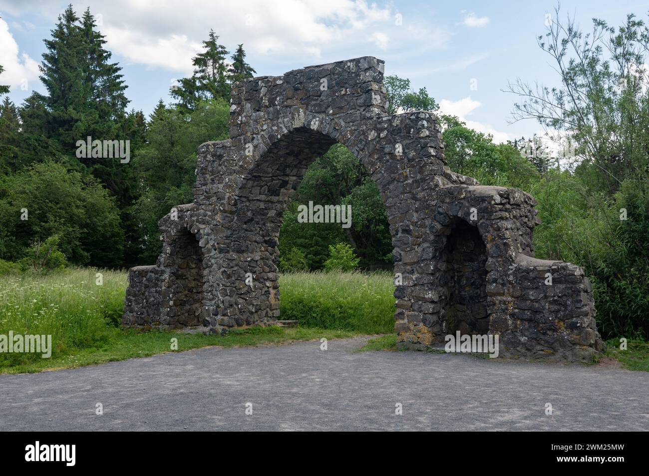 Entrée de l'ancien camp du Reich Labor Service, une porte faite de pierres de basalte, relique de l'époque nazie dans le Rhoen au Black Moor, Allemagne Banque D'Images