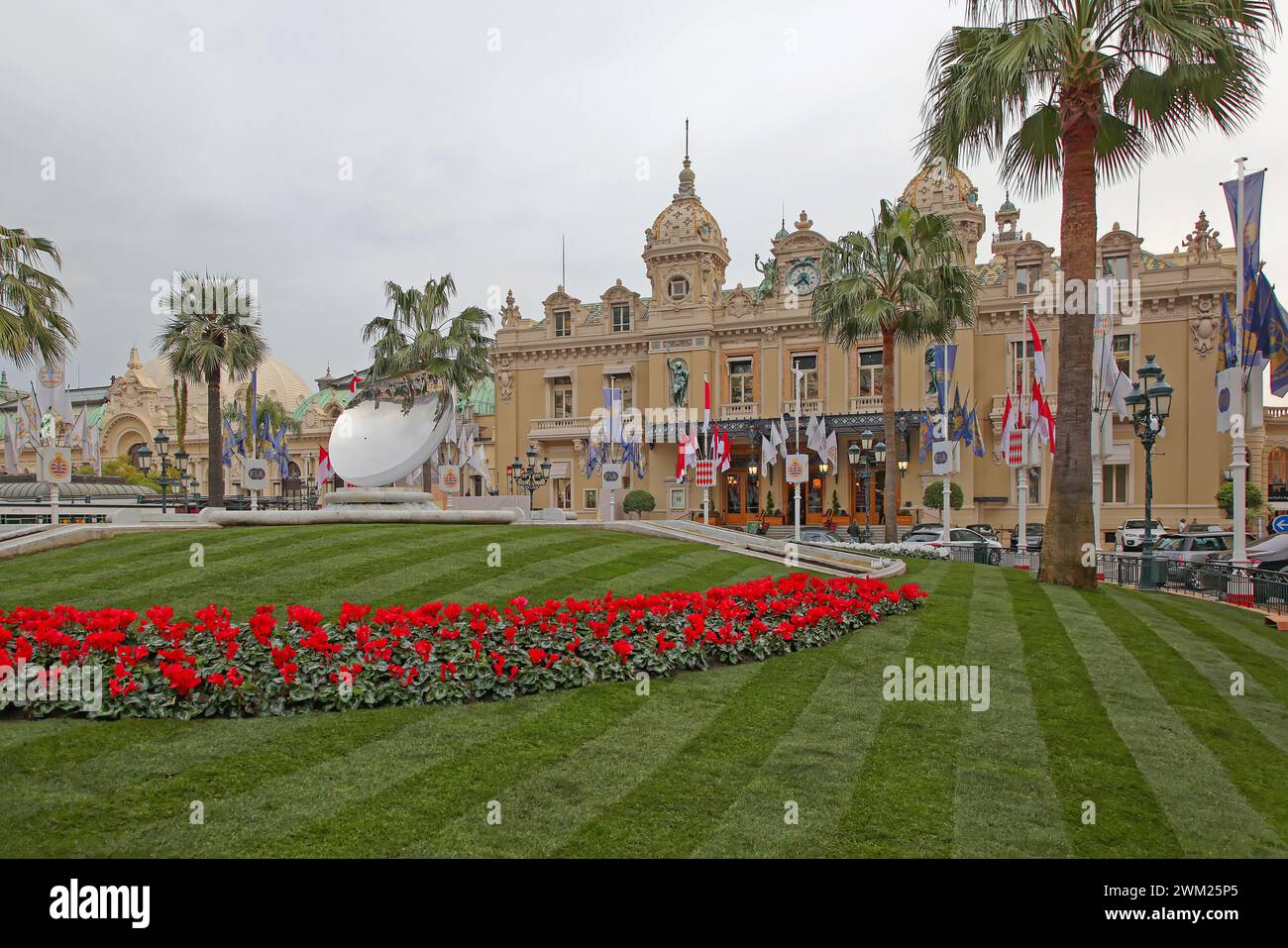 Monte Carlo, Monaco - 19 janvier 2012 : place avec Green Lawn Park devant le Casino Monte Carlo bâtiment historique. Banque D'Images