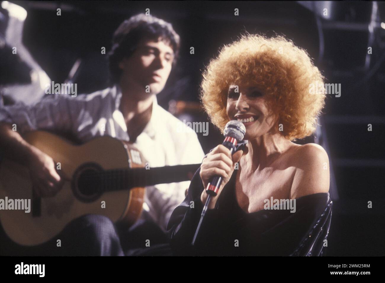 MME4782675 chanteuse pop italienne Ornella Vanoni en concert (1985)/la cantante Ornella Vanoni en concerto (1985) - ; (add.info.: chanteuse pop italienne Ornella Vanoni en concert (1985)/la cantante Ornella Vanoni en concerto (1985) -) ; © Marcello Mencarini. Tous droits réservés 2024. Banque D'Images