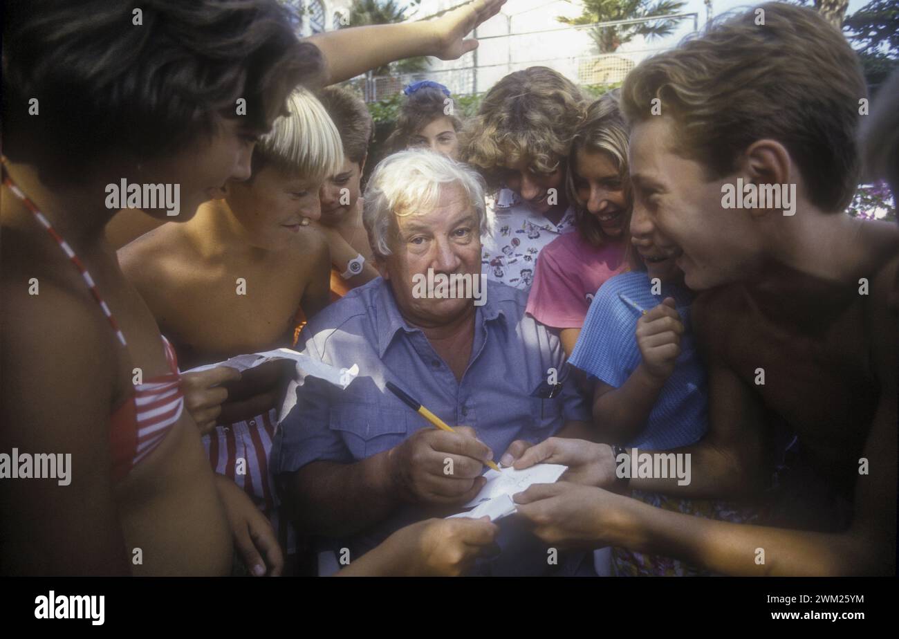 MME4783455 Lido de Venise, Festival du film de Venise 1986. Acteur-réalisateur britannique Peter Ustinov signant des autographes/Lido di Venezia, Mostra del Cinema di Venezia 1986. L'atore-regista Peter Ustinov mentre firma autografi - ; (Lido de Venise add.info.:, Festival du film de Venise 1986. Acteur-réalisateur britannique Peter Ustinov signant des autographes/Lido di Venezia, Mostra del Cinema di Venezia 1986. L'atore-regista Peter Ustinov mentre firma autografi -) ; © Marcello Mencarini. Tous droits réservés 2024. Banque D'Images