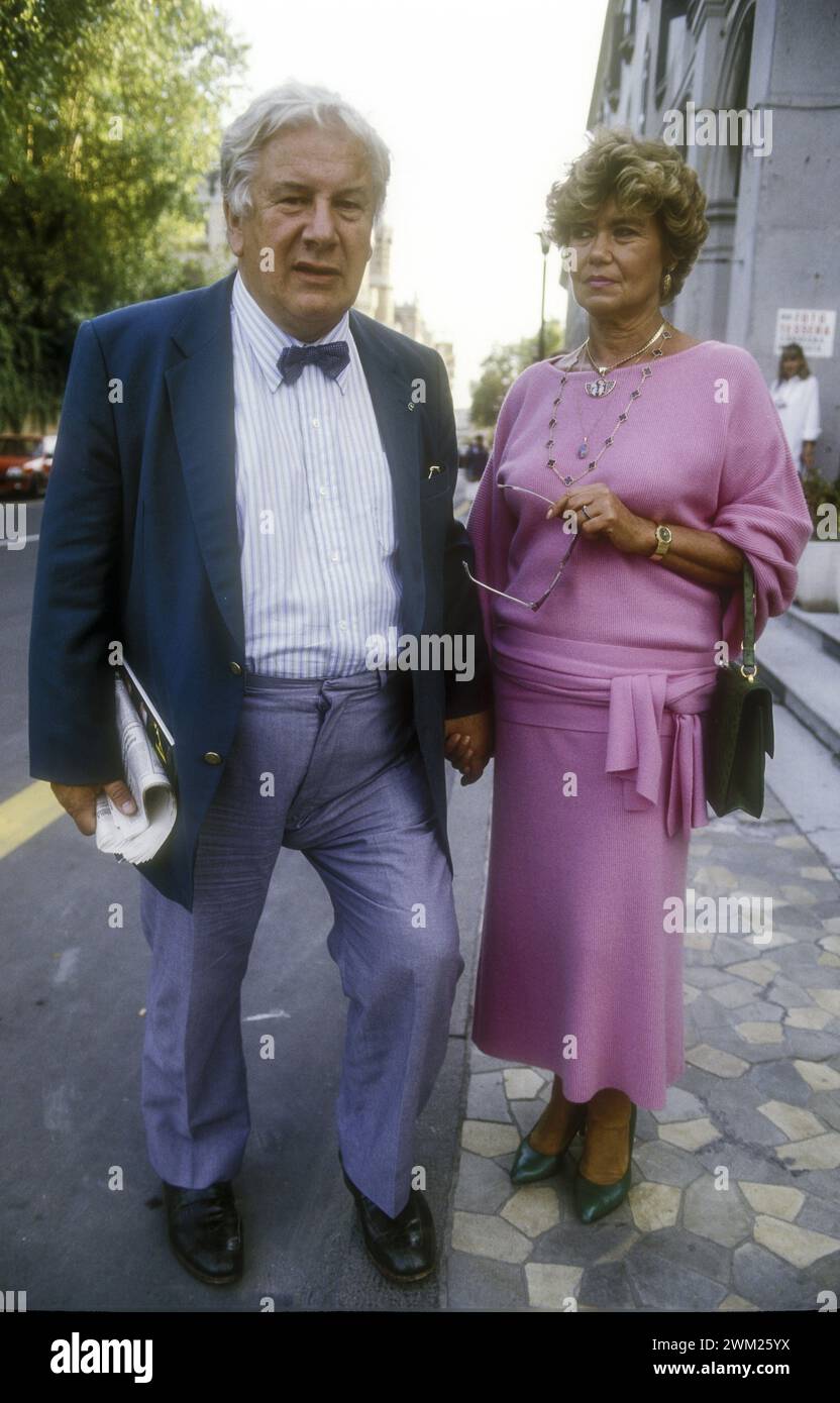 MME4783469 Lido de Venise, Festival du film de Venise 1986. L'acteur-réalisateur britannique Peter Ustinov et son épouse Helene du Lau d'Germans/L'attore e regista Peter Ustinov con la moglie Helene du Lau d'Germans, Mostra del Cinema di Venezia 1986 - ; (add.info.: Venice Lido, Venice film Festival 1986. L'acteur-réalisateur britannique Peter Ustinov et son épouse Helene du Lau d'Germans/L'attore e regista Peter Ustinov con la moglie Helene du Lau d'Germans, Mostra del Cinema di Venezia 1986 -) ; © Marcello Mencarini. Tous droits réservés 2024. Banque D'Images