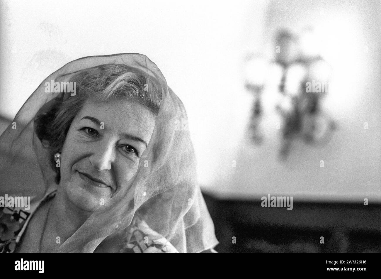 MME4787457 Rome, 1981. La poète italienne Maria Luisa Spaziani dans sa maison/Roma, 1981. La poetessa Maria Luisa Spaziani nella sua casa - ; (add.info.: Rome, 1981. La poète italienne Maria Luisa Spaziani dans sa maison/Roma, 1981. La poetessa Maria Luisa Spaziani nella sua casa -) ; © Marcello Mencarini. Tous droits réservés 2024. Banque D'Images