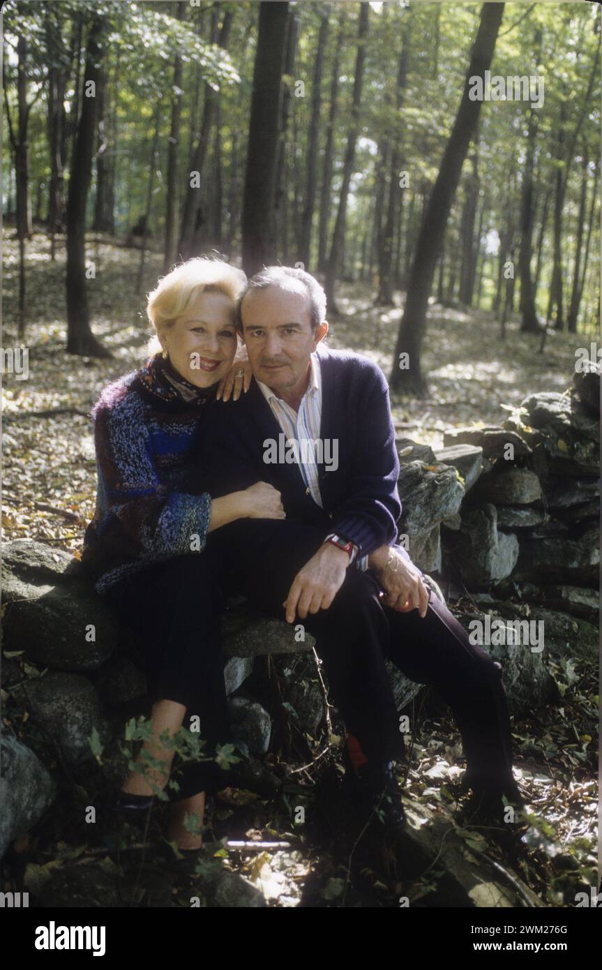 MME4791340 Comté de Westchester, État de New York, 1989. La soprano italienne Renata Scotto et son mari Lorenzo Anselmi dans le jardin de leur maison/comté de Westchester, Stato di New York, 1989. Il soprano Renata Scotto e suo marito Lorenzo Anselmi nel giardino della loro casa - ; (add.info.: comté de Westchester, État de New York, 1989. La soprano italienne Renata Scotto et son mari Lorenzo Anselmi dans le jardin de leur maison/comté de Westchester, Stato di New York, 1989. Il soprano Renata Scotto e suo marito Lorenzo Anselmi nel giardino della loro casa -) ; © Marcello Mencarini. Tous droits réservés Banque D'Images
