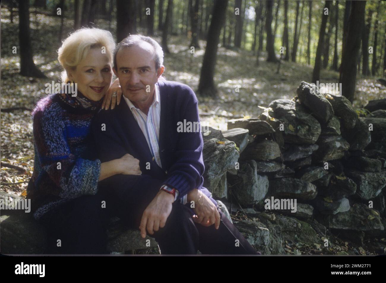 MME4791347 Comté de Westchester, État de New York, 1989. La soprano italienne Renata Scotto et son mari Lorenzo Anselmi dans le jardin de leur maison/comté de Westchester, Stato di New York, 1989. Il soprano Renata Scotto e suo marito Lorenzo Anselmi nel giardino della loro casa - ; (add.info.: comté de Westchester, État de New York, 1989. La soprano italienne Renata Scotto et son mari Lorenzo Anselmi dans le jardin de leur maison/comté de Westchester, Stato di New York, 1989. Il soprano Renata Scotto e suo marito Lorenzo Anselmi nel giardino della loro casa -) ; © Marcello Mencarini. Tous droits réservés Banque D'Images