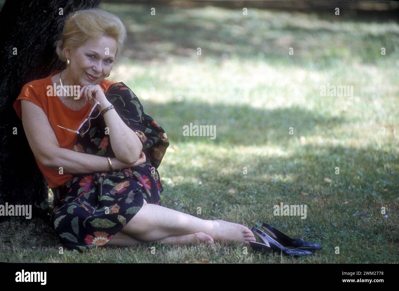 MME4791281 Comté de Westchester, État de New York, 1989. La soprano italienne renata Scotto dans le jardin de sa maison/comté de Westchester, État de New York. Il soprano Renata Scotto nel giardino della sua casa - ; (add.info.: comté de Westchester, État de New York, 1989. La soprano italienne renata Scotto dans le jardin de sa maison/comté de Westchester, État de New York. Il soprano Renata Scotto nel giardino della sua casa -) ; © Marcello Mencarini. Tous droits réservés 2024. Banque D'Images