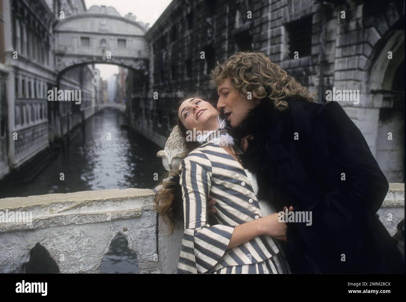 MME4798539 Venise 1997. Les acteurs Margherita Piantini et Aldo Reggiani dans leurs costumes en tant que protagonistes de « Casanova de A.Schnitzler » », réalisé par Alberto Casari. Le pont des sites est en arrière-plan/Venezia 1997. Gli attori Margherita Piantini e Aldo Reggiani posano con i loro costumi di scena come protagonisti di “” Casanova da A.Schnitzler””, diretto da Alberto Casari. Sullo sfondo il Ponte dei sospiri - ; (add.info.: Venise 1997. Les acteurs Margherita Piantini et Aldo Reggiani dans leurs costumes en tant que protagonistes de « Casanova de A.Schnitzler » », réalisé par Alberto Casari. Le pont de Banque D'Images