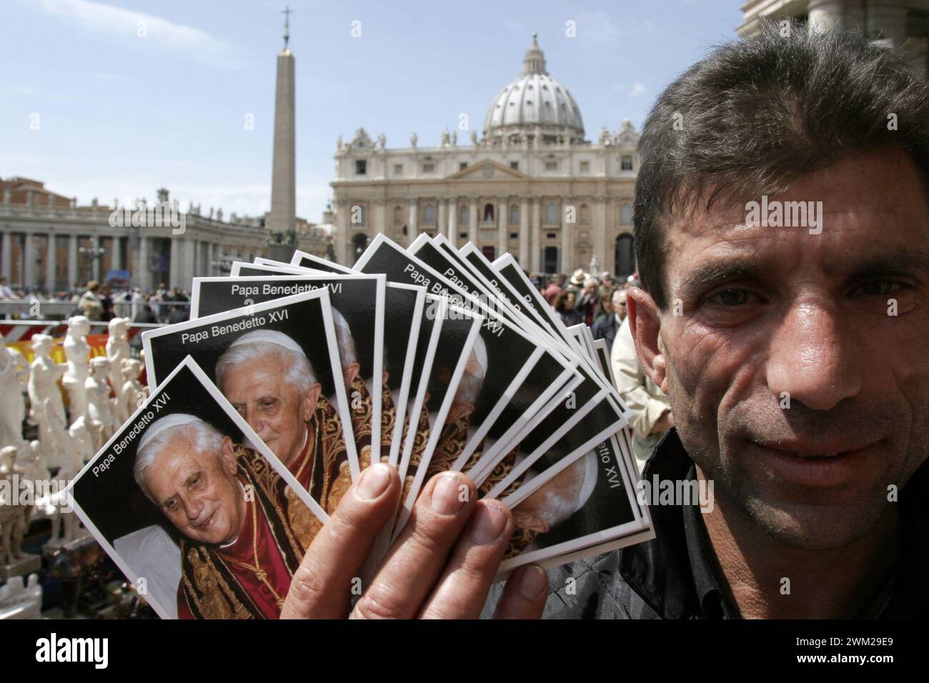 MME4805240 souvenirs du pape : photos de JOSEPH RATZINGER (pape Benoît XVI). Vatican, Rome. 23 avril 2005/JOSEPH RATZINGER (Papa Benedetto XVI). San Pietro, Vaticano, Roma. 23 aprile 2005 (photo, rosari, gadgets) - ; (add.info.: souvenirs du Pape : photos de JOSEPH RATZINGER (Pape Benoît XVI). Vatican, Rome. 23 avril 2005/JOSEPH RATZINGER (Papa Benedetto XVI). San Pietro, Vaticano, Roma. 23 aprile 2005 (photo, rosari, gadgets) -) ; © Marcello Mencarini. Tous droits réservés 2023. Banque D'Images