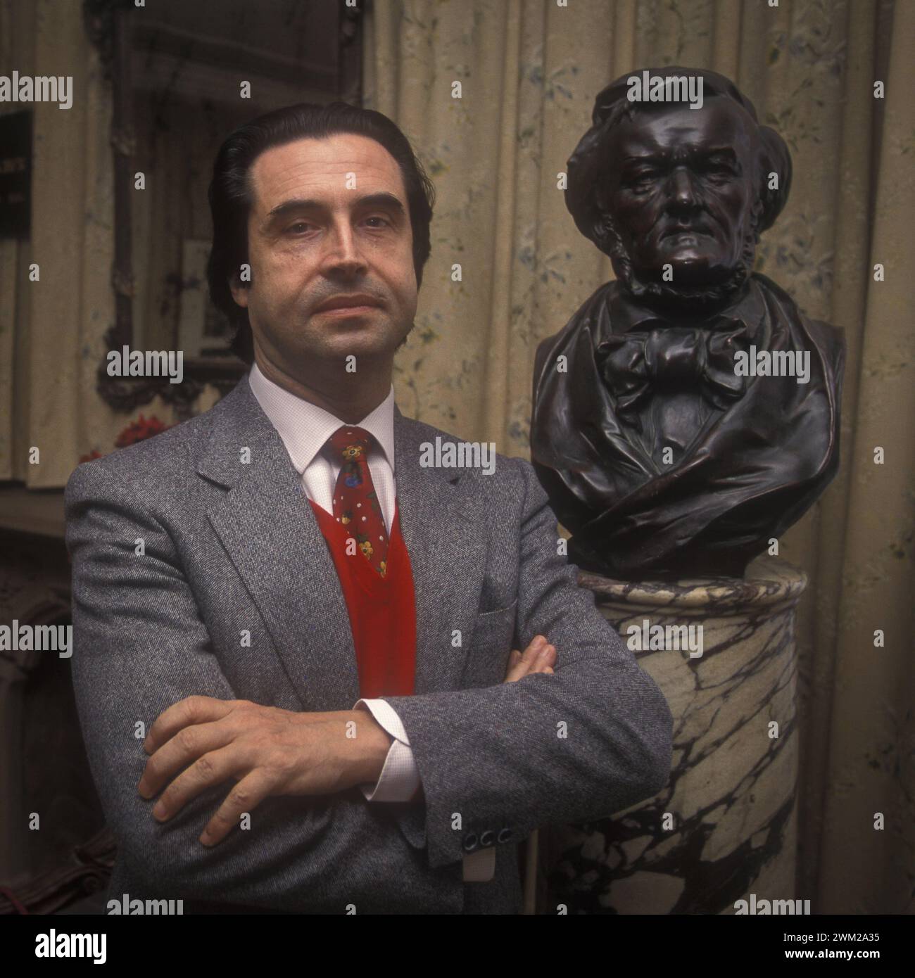 MME4808573 Venise, 1995. Chef d'orchestre Riccardo Muti dans la maison (Palazzo Vendramin Calergi) où Richard Wagner meurt en 1883. En arrière-plan, un buste du compositeur allemand/Venezia, 1995. Il direttore d'orchestra Riccardo Muti nella casa (Palazzo Vendramin Calergi) Dove Richard Wagner mori nel 1883. Sullo sfondo, un busto del compositore tedesco - ; (add.info.: Venise, 1995. Chef d'orchestre Riccardo Muti dans la maison (Palazzo Vendramin Calergi) où Richard Wagner meurt en 1883. En arrière-plan, un buste du compositeur allemand/Venezia, 1995. Il direttore d'orchestre Riccardo Muti nella Banque D'Images