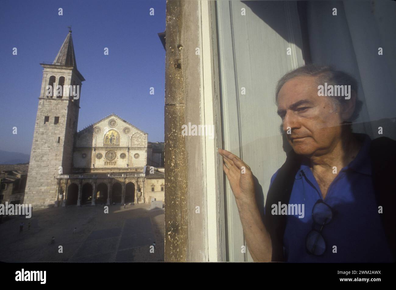 MME4812287 Spoleto, Pérouse, 1990. Compositeur et fondateur du Festival des deux mondes Gian Carlo Menotti devant une fenêtre de sa maison avec vue sur la place de la Cathédrale/Spolète (Pérouse), 1990. Il compositore Gian Carlo Menotti, fondatore del Festival dei due mondi, affacciato a una finestra della sua casa con vista su piazza del Duomo - ; (add.info.: Spoleto, Pérouse, 1990. Compositeur et fondateur du Festival des deux mondes Gian Carlo Menotti devant une fenêtre de sa maison avec vue sur la place de la Cathédrale/Spolète (Pérouse), 1990. Il compositore Gian Carlo Menotti, fondatore del Festival dei due mondi, Banque D'Images