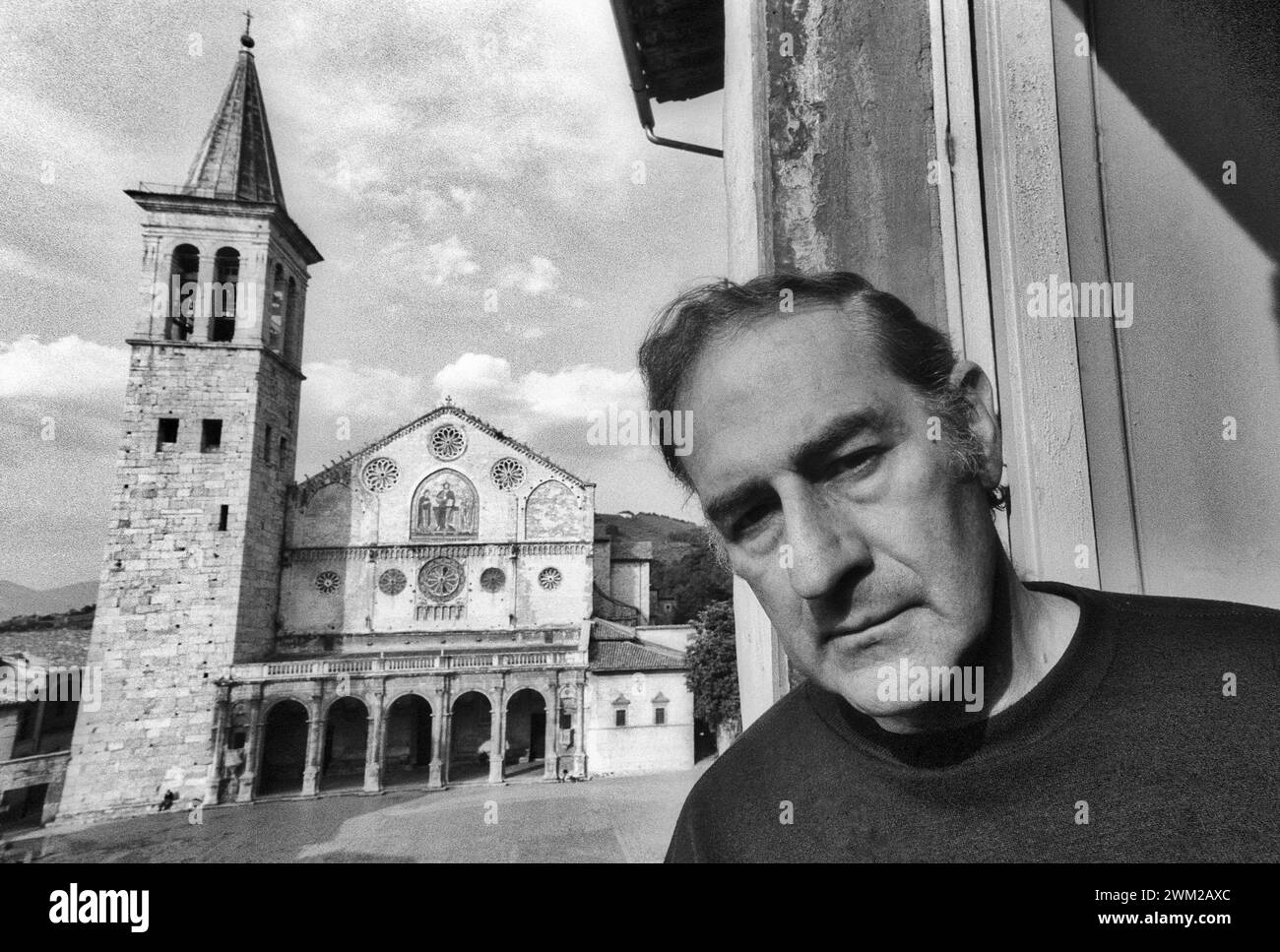 MME4812224 Spoleto (Pérouse), Festival des deux mondes 1980. Compositeur et fondateur du Festival des deux mondes Gian Carlo Menotti à une fenêtre de sa maison avec vue sur la place de la Cathédrale/Spoleto (Pérouse), Festival dei due mondi 1980. Il compositore Gian Carlo Menotti, fondatore del festival, a una finestra della sua casa con vista su piazza del Duomo - ; (add.info.: Spoleto (Pérouse), Festival des deux mondes 1980. Compositeur et fondateur du Festival des deux mondes Gian Carlo Menotti à une fenêtre de sa maison avec vue sur la place de la Cathédrale/Spoleto (Pérouse), Festival dei due mondi 1980. Il Banque D'Images