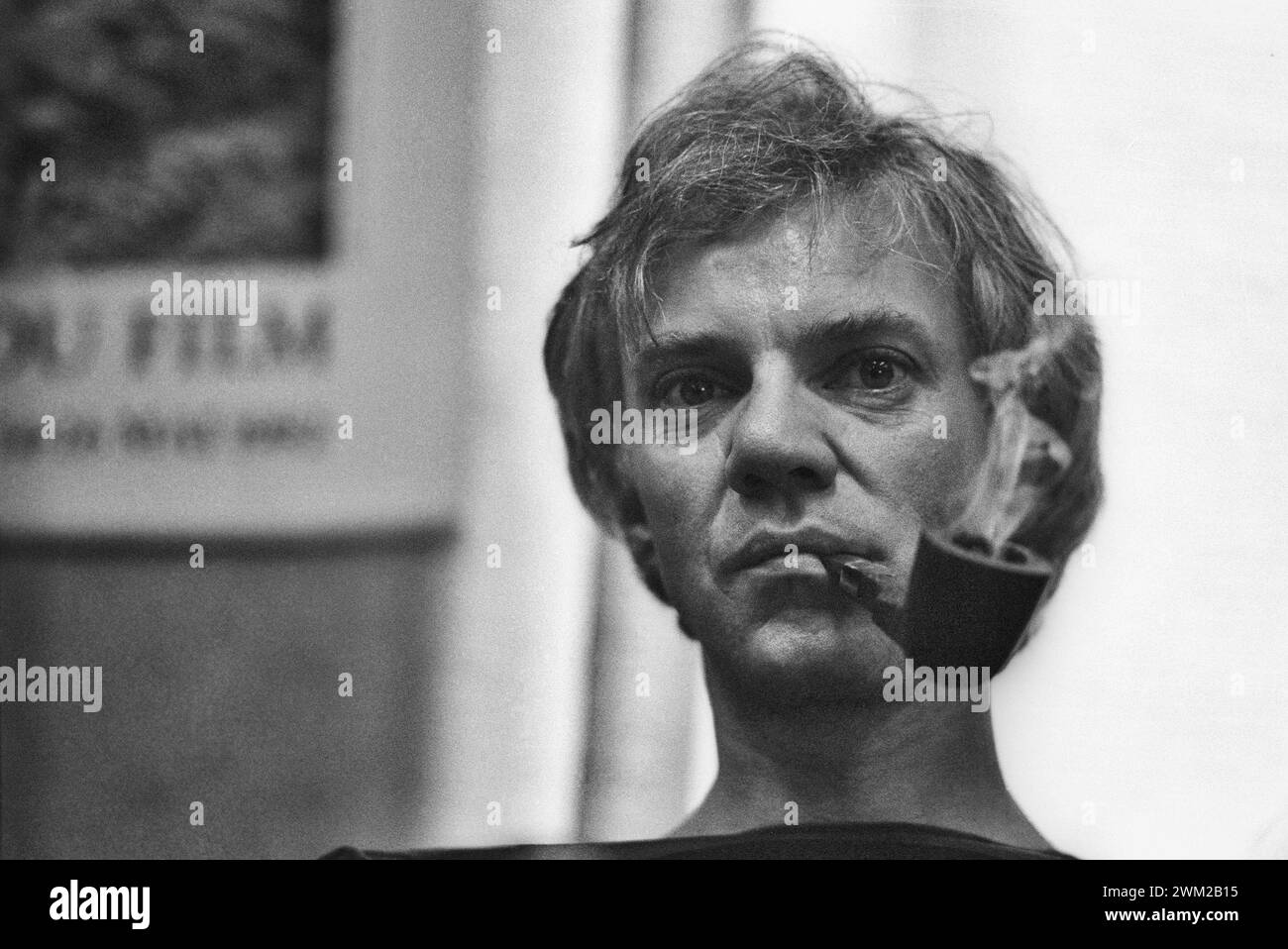 MME4813058 Festival du film de Venise 1982. Acteur britannique Malcolm McDowell Smoking a pipe/Mostra del Cinema di Venezia 1982. Attorney Malcolm McDowell Smoked the pipa- ; (add.info.: Venice film Festival 1982. Acteur britannique Malcolm McDowell Smoking a pipe/Mostra del Cinema di Venezia 1982. Le procureur Malcolm McDowell a fumé la pipa-) ; © Marcello Mencarini. Tous droits réservés 2024. Banque D'Images