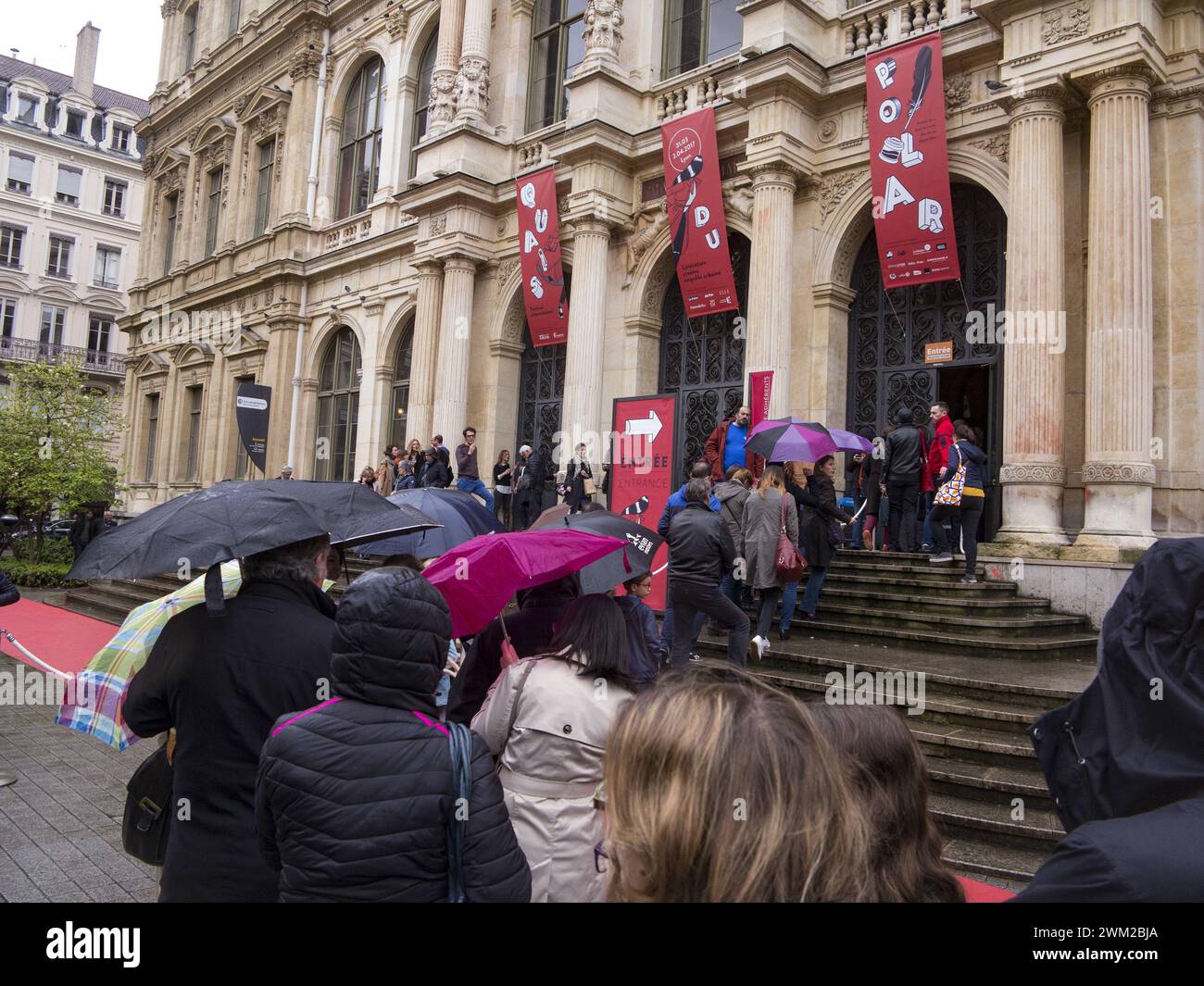 MME4815588 Lyon, quais du Polar 2017, Festival International de littérature de thriller. Les gens font la queue pour entrer au Palais de la Bourse, un des lieux de l'événement/Lione, quais du Polar 2017, festival international des lettres gialla. Gente en coda par entre le Palais de la Bourse, une delle sedi della manifestation - ; (add.info.: Lyon, quais du Polar 2017, Festival international de littérature de thriller. Les gens font la queue pour entrer au Palais de la Bourse, un des lieux de l'événement/Lione, quais du Polar 2017, festival international des lettres gialla. Gente en coda par entre le Palais de la B. Banque D'Images