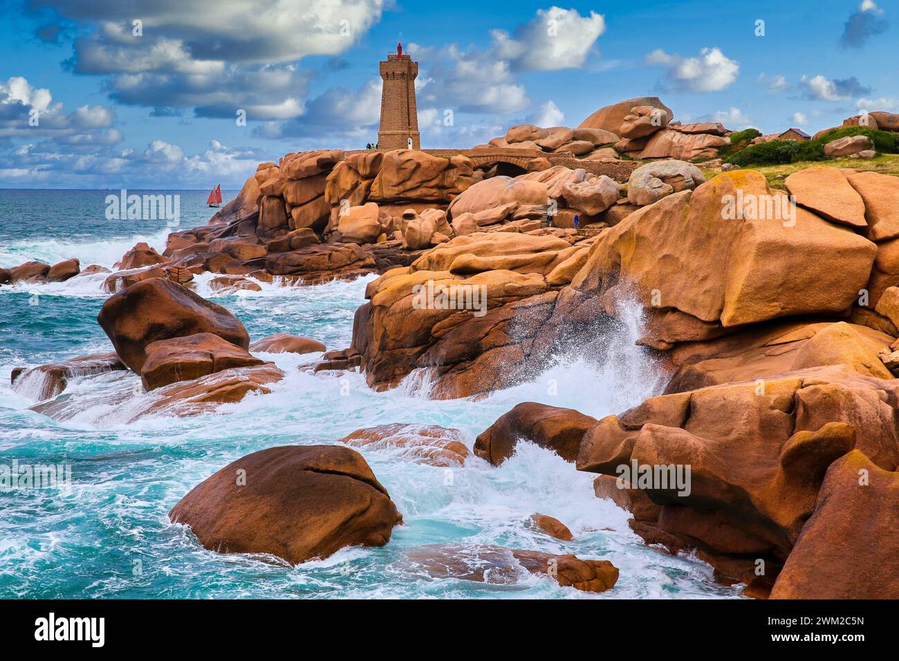 Phare de la Ruz moyenne, rochers géants sur la Côte de granit Rose, Ploumanac'h, Perros-Guirec, Bretagne, Bretagne, France Banque D'Images