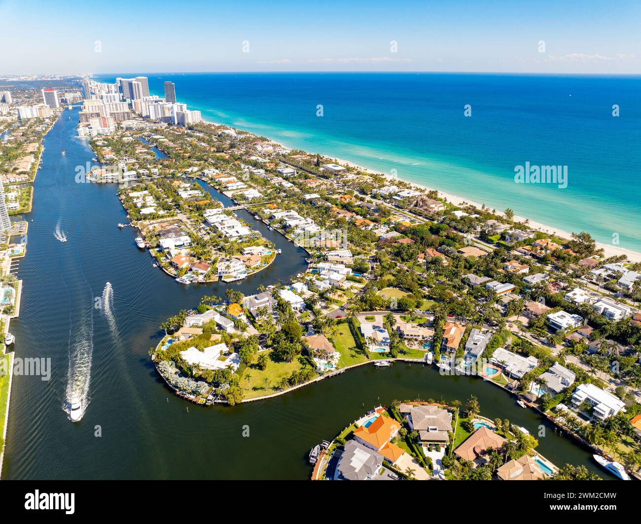 Photo aérienne Golden Beach FL quartier avec des manoirs de luxe en bord de mer Banque D'Images