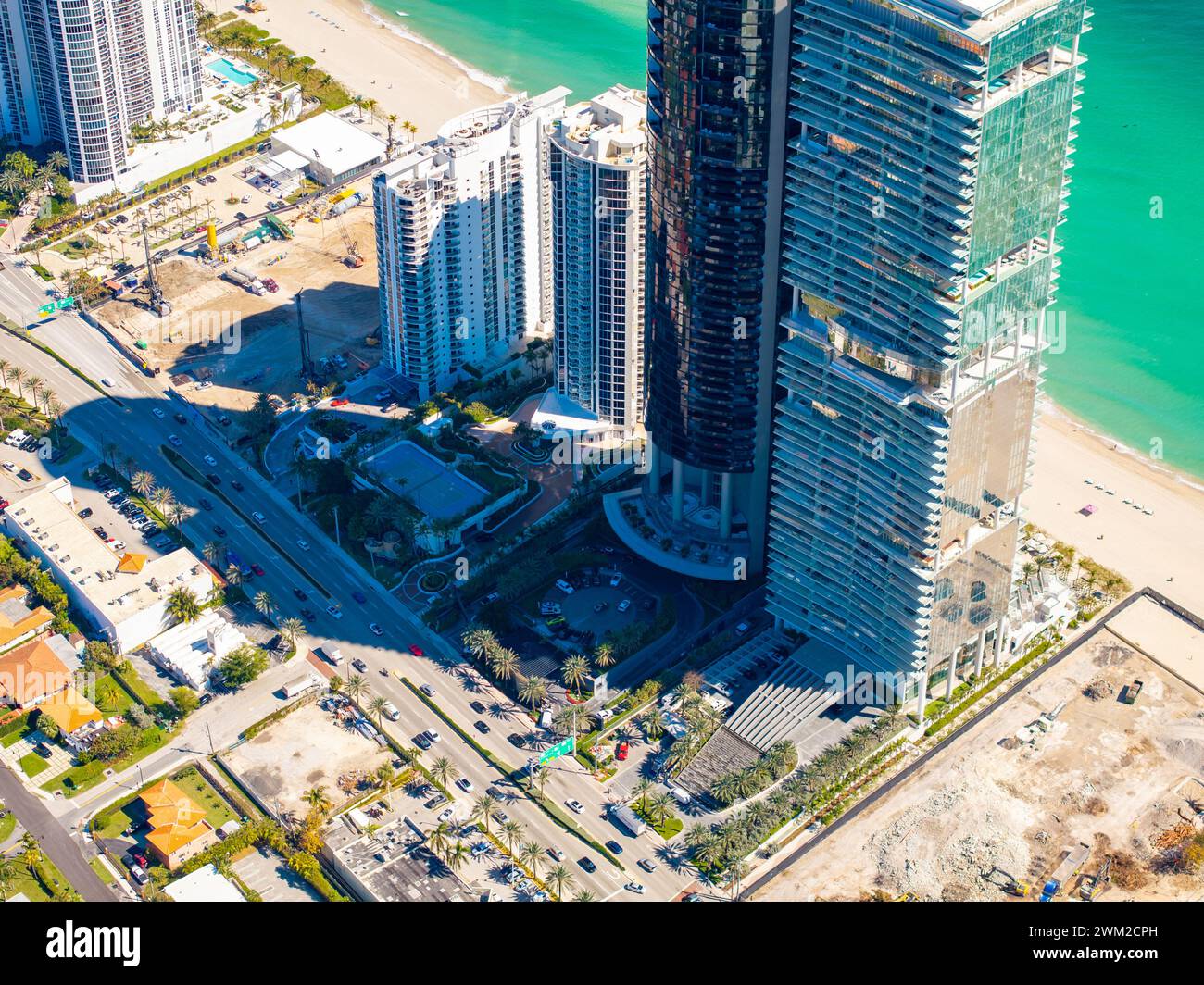 Haute photo aérienne Highrise condominiums sur la plage Sunny Isles Miami 2024 Banque D'Images