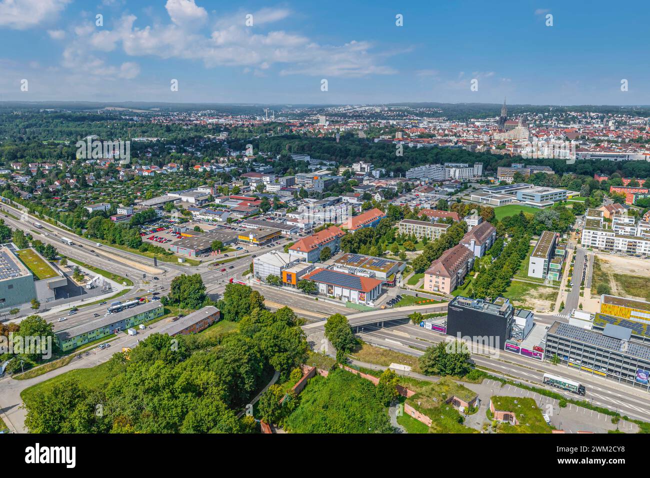 Ausblick auf Neu-Ulm rund um den Sportpark Wiley Neu-Ulm in Bayerisch-Schwaben im Luftbild, Blick auf die südlic Neu-Ulm Sportpark Wiley Bayern Deutsc Banque D'Images