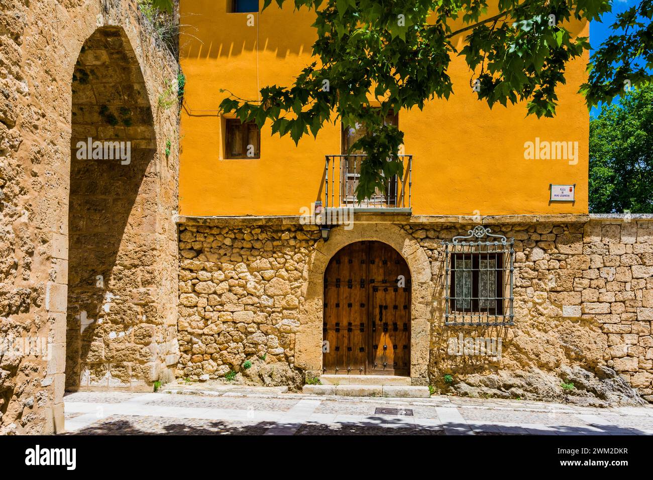 Porte de Juego de Pelota ou porte médiévale de Santa María en la Plaza Manu Leguineche. Brihuega, la Alcarria, Guadalajara, Castilla la Mancha, Espagne, UE Banque D'Images