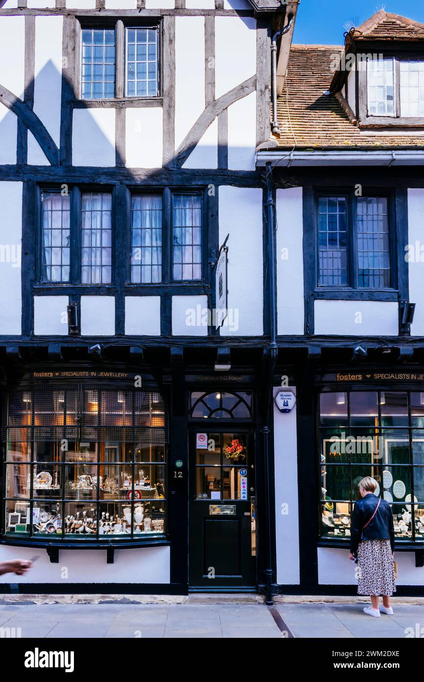 Encourage les bijoutiers. Bijouterie dans un bâtiment d'architecture tudor. High Petergate Street. York, North Yorkshire, Yorkshire et Humber, Angleterre, ONU Banque D'Images