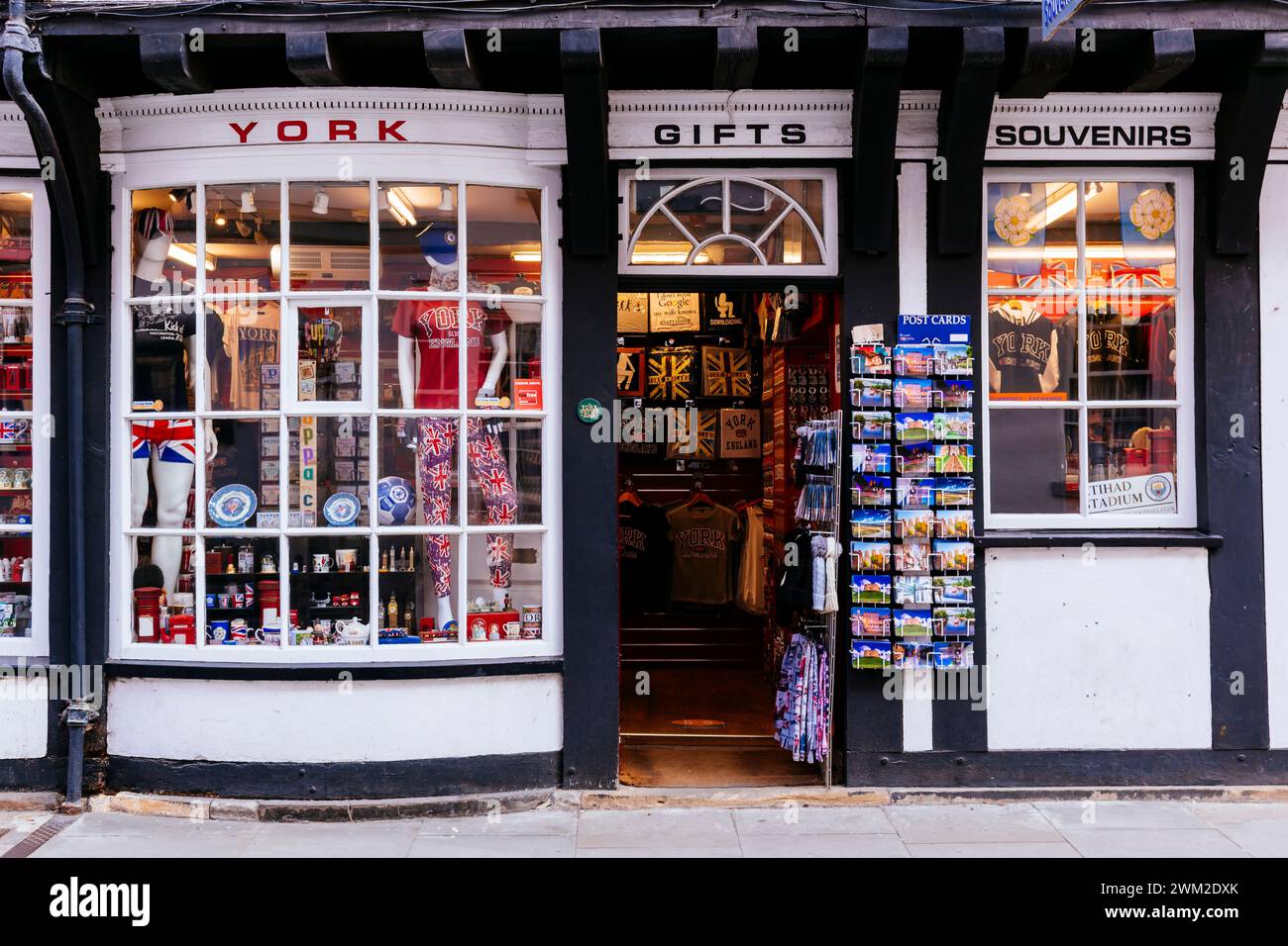 Boutique de cadeaux dans le bâtiment d'architecture Tudor. High Petergate Street. York, Yorkshire du Nord, Yorkshire et Humber, Angleterre, Royaume-Uni, Europe Banque D'Images