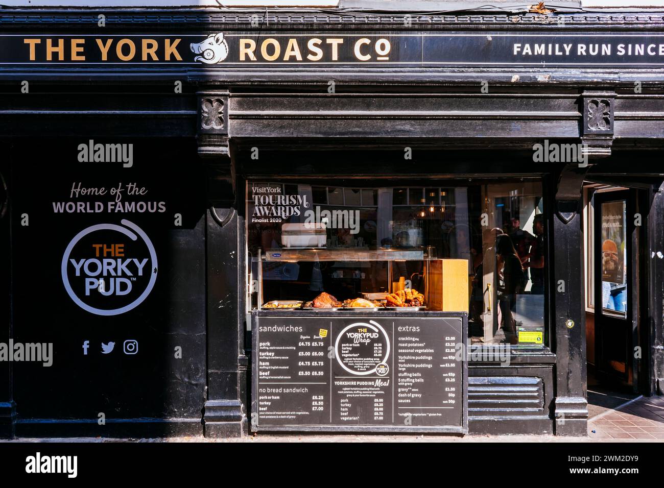 Façade du York Roast Co, célèbre restaurant de cuisine britannique traditionnelle. York, North Yorkshire, Yorkshire et Humber, Angleterre, Royaume-Uni, EUR Banque D'Images