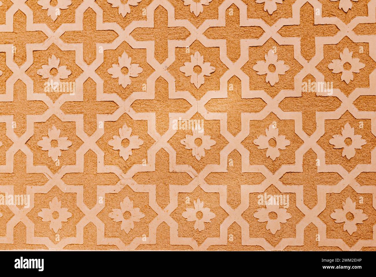 Sgraffito segovien typique sur le mur d'une maison. Le sgraffito est une technique soit de décoration murale, produite en appliquant des couches de plâtre teinté in con Banque D'Images