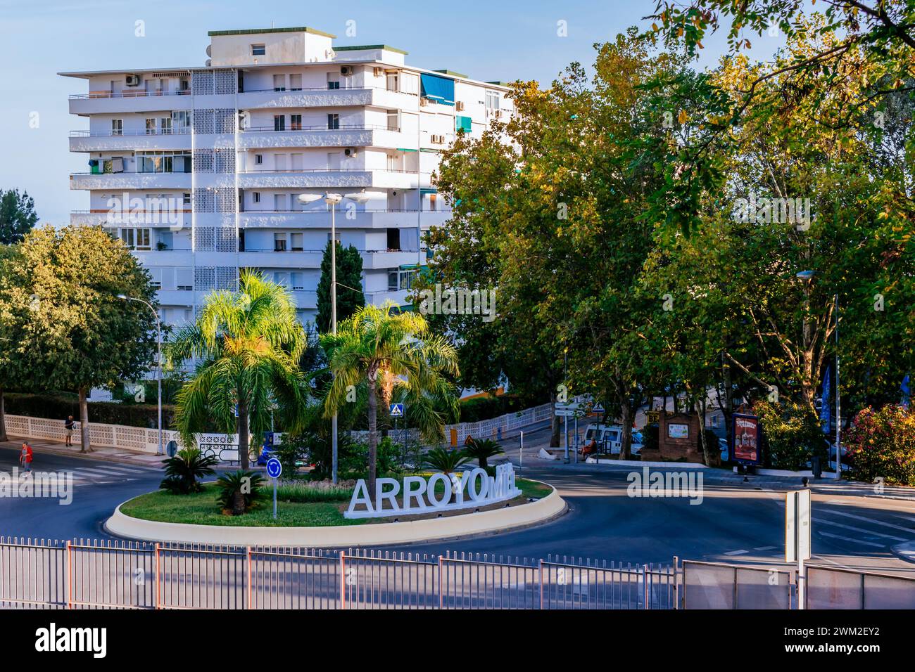 Rond-point avec accueil. Arroyo de la miel, quartier de Benalmádena. Benalmádena, Málaga, Andalucía, Espagne, Europe Banque D'Images