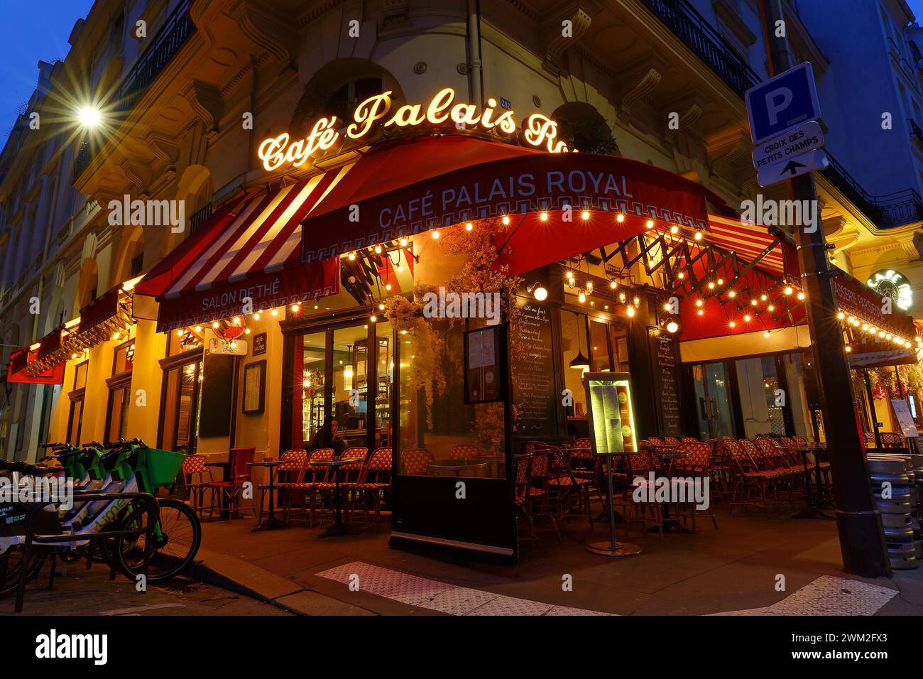 Célèbre Café Palais Royal situé dans le premier arrondissement de Paris, à l'épicentre de la ville, rue Saint Honoré. Banque D'Images