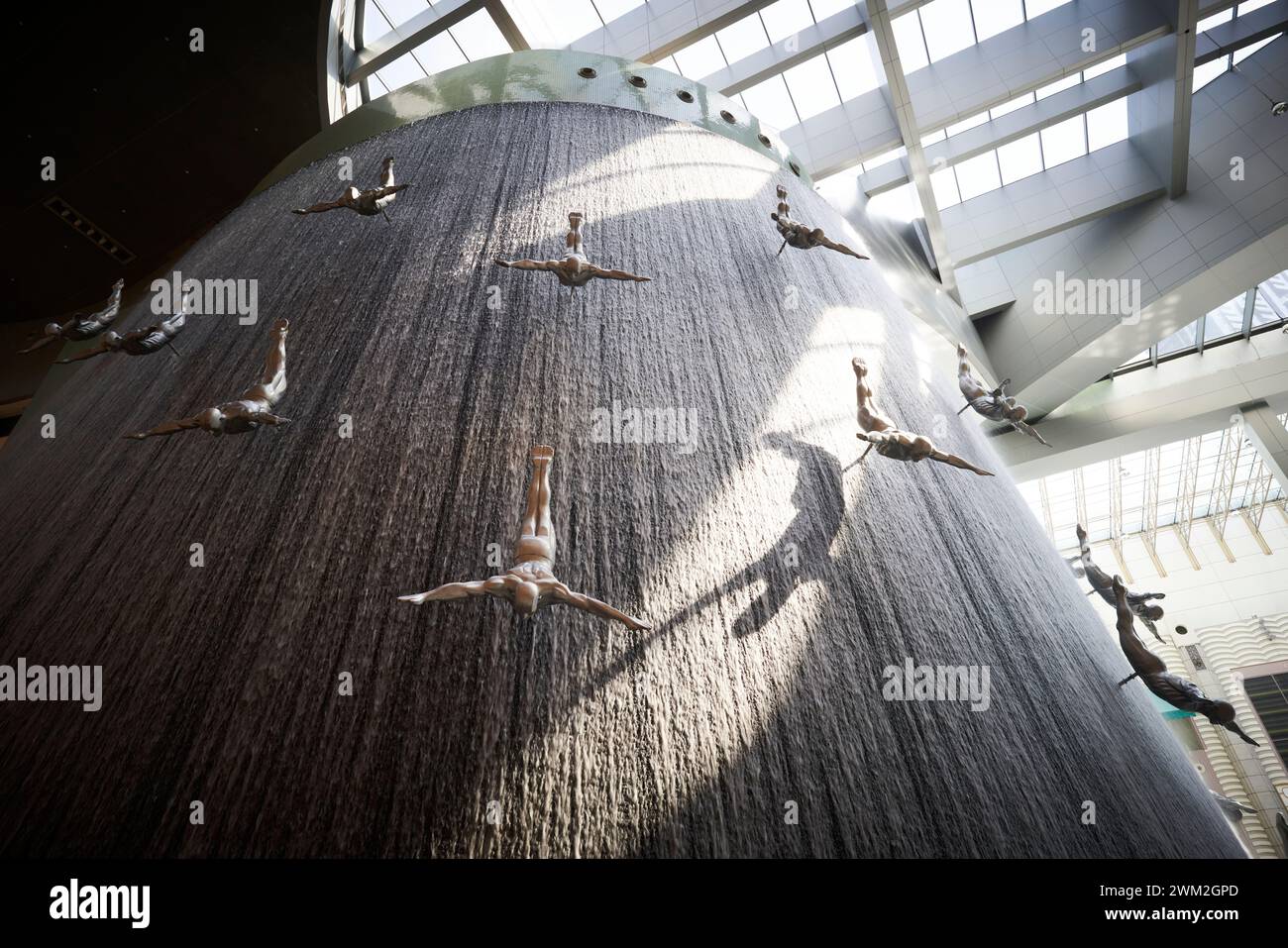 La chute d'eau du centre commercial Dubai Mall, également connue sous le nom de chute d'eau humaine, dans le centre commercial Dubai Mall, Dubaï, Émirats arabes Unis Banque D'Images
