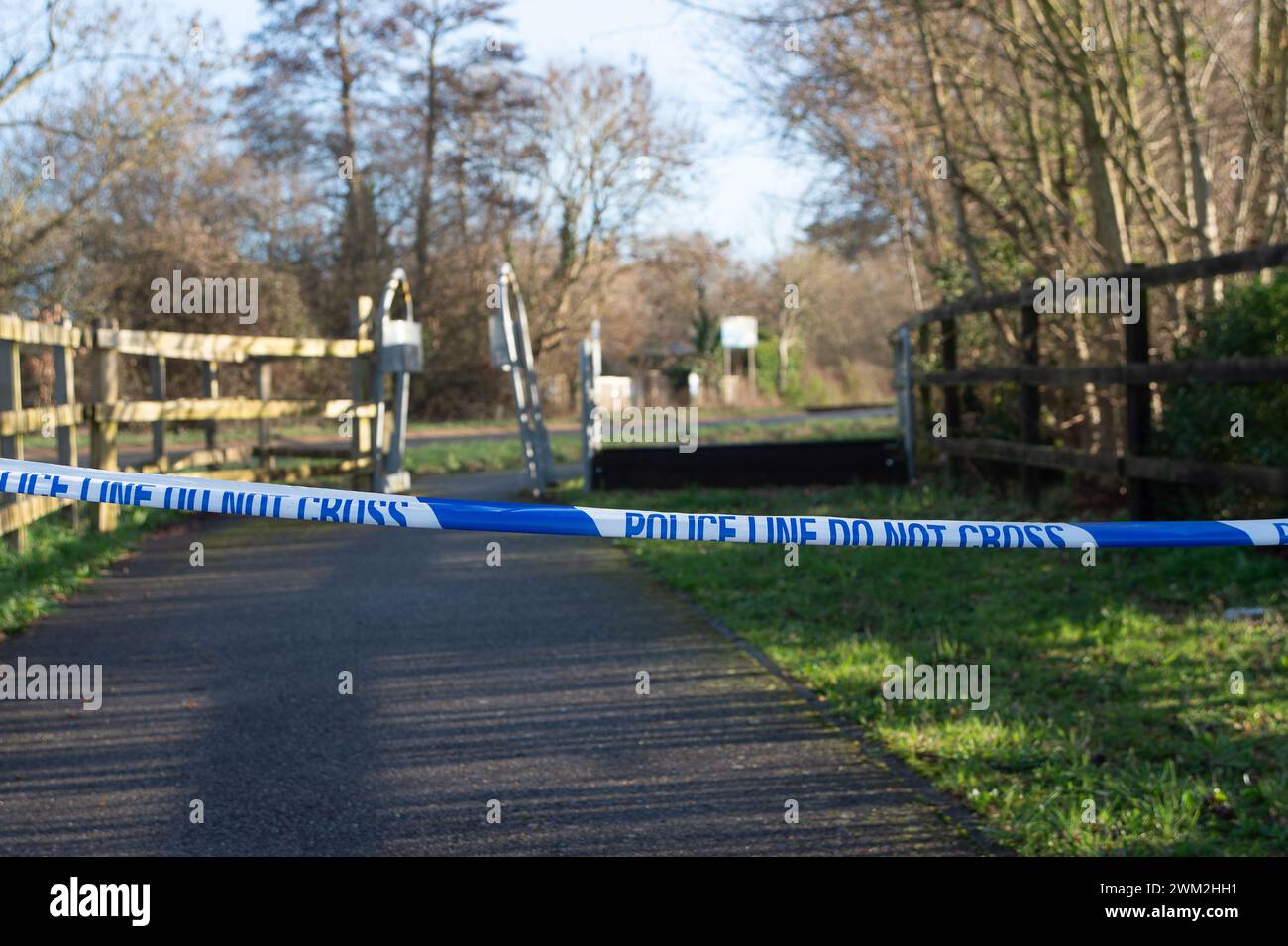 Colnbrook, Slough, Berkshire, Royaume-Uni. 23 février 2024. La police de Thames Valley fait appel à des témoins à la suite d'une collision routière mortelle dans laquelle le conducteur ne s'est pas arrêté. L'incident a eu lieu hier soir vers 17h35 à Horton Road, Colnbrook, Berkshire à la jonction avec Beacon court. Une camionnette de couleur foncée est entrée en collision avec un piéton masculin de 18 ans. Un homme de 34 ans et une femme de 33 ans, tous deux originaires de Slough, ont depuis été arrêtés parce qu'ils étaient soupçonnés de causer des intempéries en conduisant de manière dangereuse. Crédit : Maureen McLean/Alamy Live News Banque D'Images