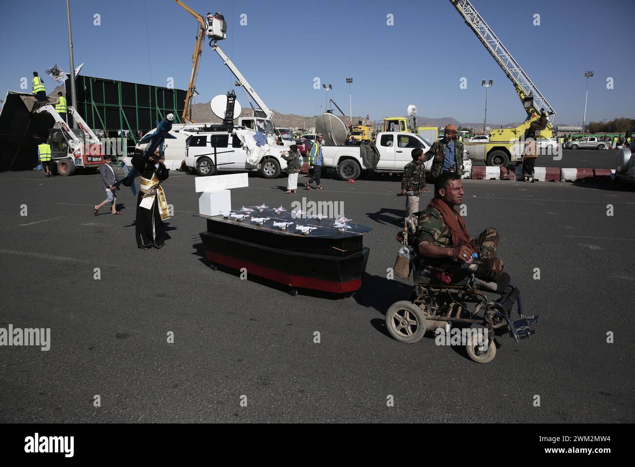 Des partisans des Houthis participent à une manifestation contre les frappes aériennes américaines sur les sites houthis et manifestent leur solidarité avec les Palestiniens dans un contexte de tensions croissantes dans la mer Rouge, Yémen, Sanaa, 23 février 2024, Hamza Ali Banque D'Images