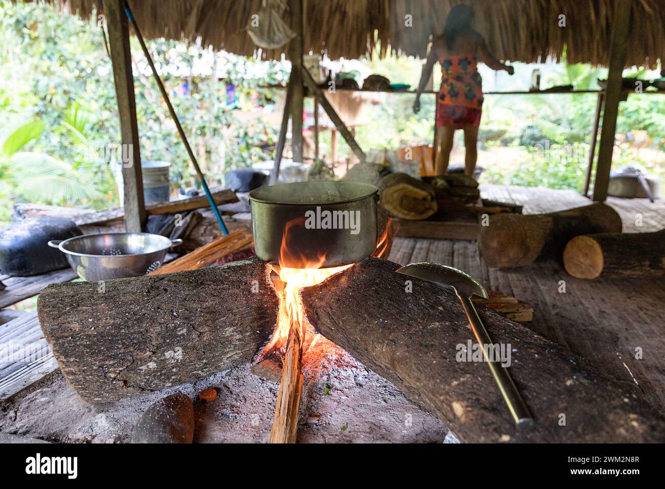 Une femme Embera prépare de la nourriture dans un pot en feu dans le village Embera, parc national de Chagres, République du Panama, Amérique centrale Banque D'Images