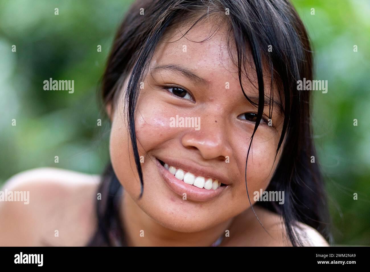 Femme indigène Embera dans un petit village entouré de forêt tropicale au Panama. Banque D'Images