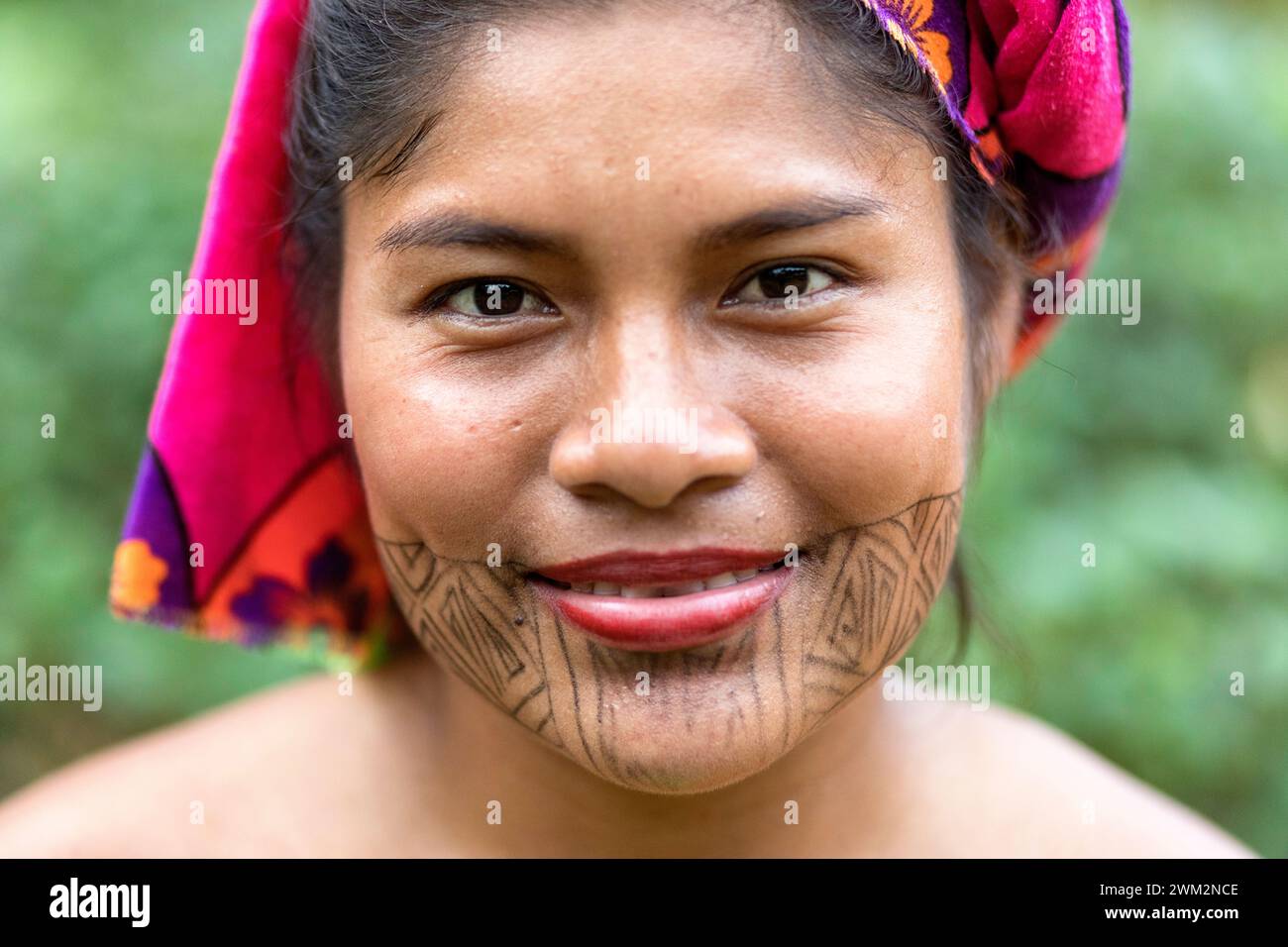 Belle femme de la tribu Embera d'un village dans le parc national de Chagres avec des tatouages traditionnels sur son visage, parc national de Chagres, Panama Banque D'Images