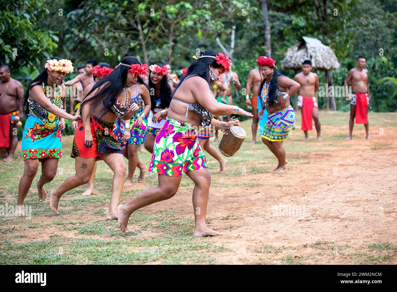 Femmes de la tribu Embera dans leurs vêtements traditionnels exécutant des danses traditionnelles embera dans un village du parc national de chagres au panama Banque D'Images