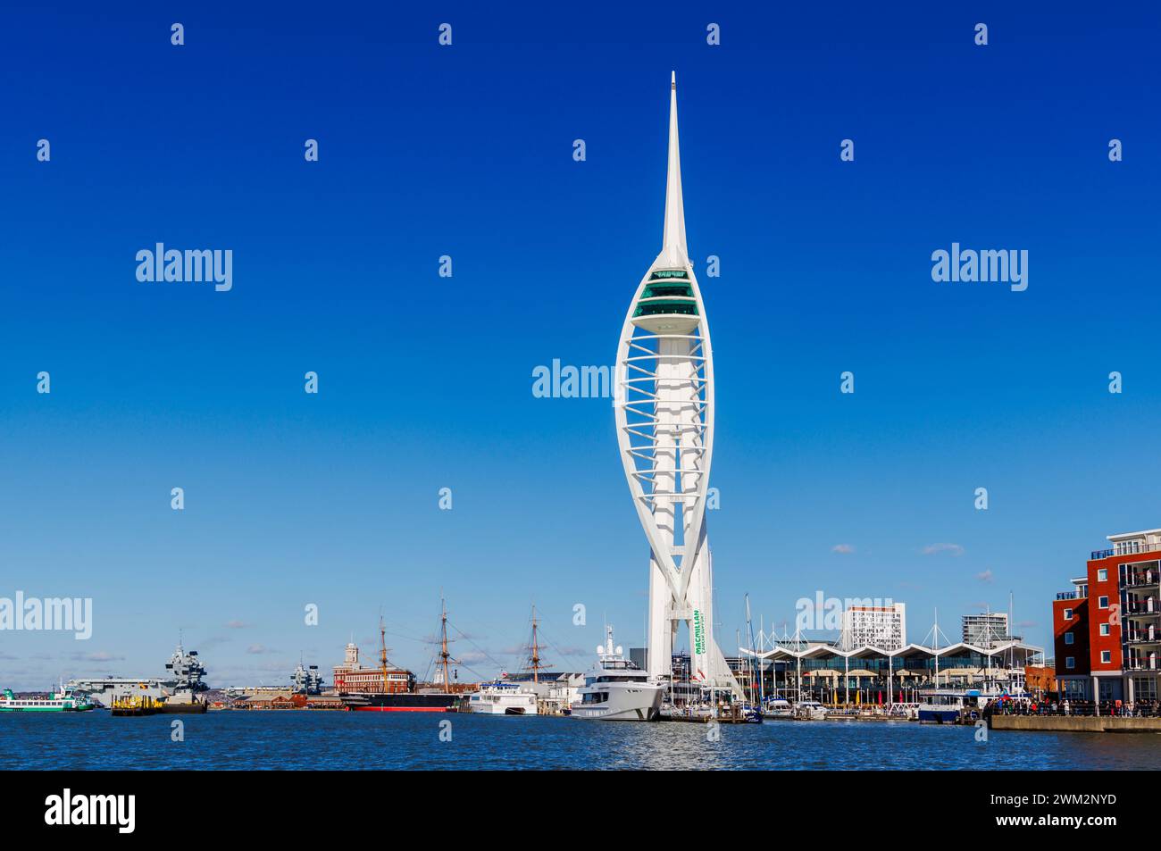 Vue sur le front de mer dans le port de Portsmouth avec la tour Spinnaker dans Gunwharf Quays et le chantier naval historique, Portsmouth, Hampshire, côte sud de l'Angleterre Banque D'Images