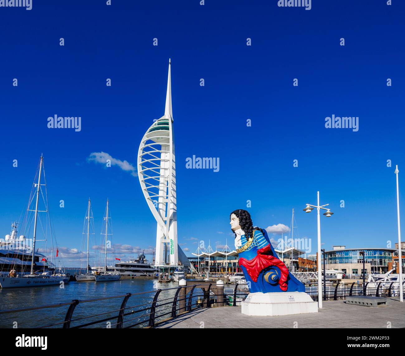 Tête de figurine colorée du HMS Marlborough et de la Spinnaker Tower au point de vente de Gunwharf Quays à Portsmouth Harbour, Hampshire, sur la côte sud de l'Angleterre Banque D'Images