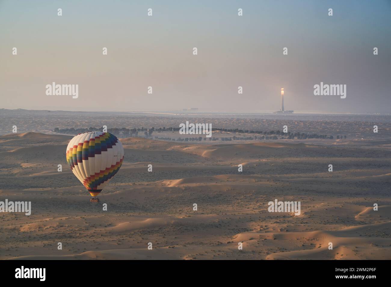 Montgolfières au-dessus du parc solaire Mohammed bin Rashid Al Maktoum, Dubaï, Émirats arabes Unis. Banque D'Images