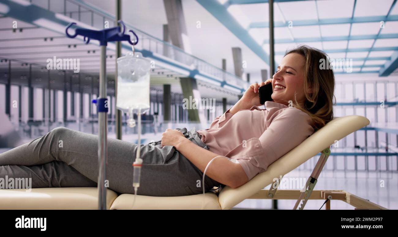 Perfusion intraveineuse de perfusion de perfusion de vitamine Therapy dans le sang des femmes Banque D'Images